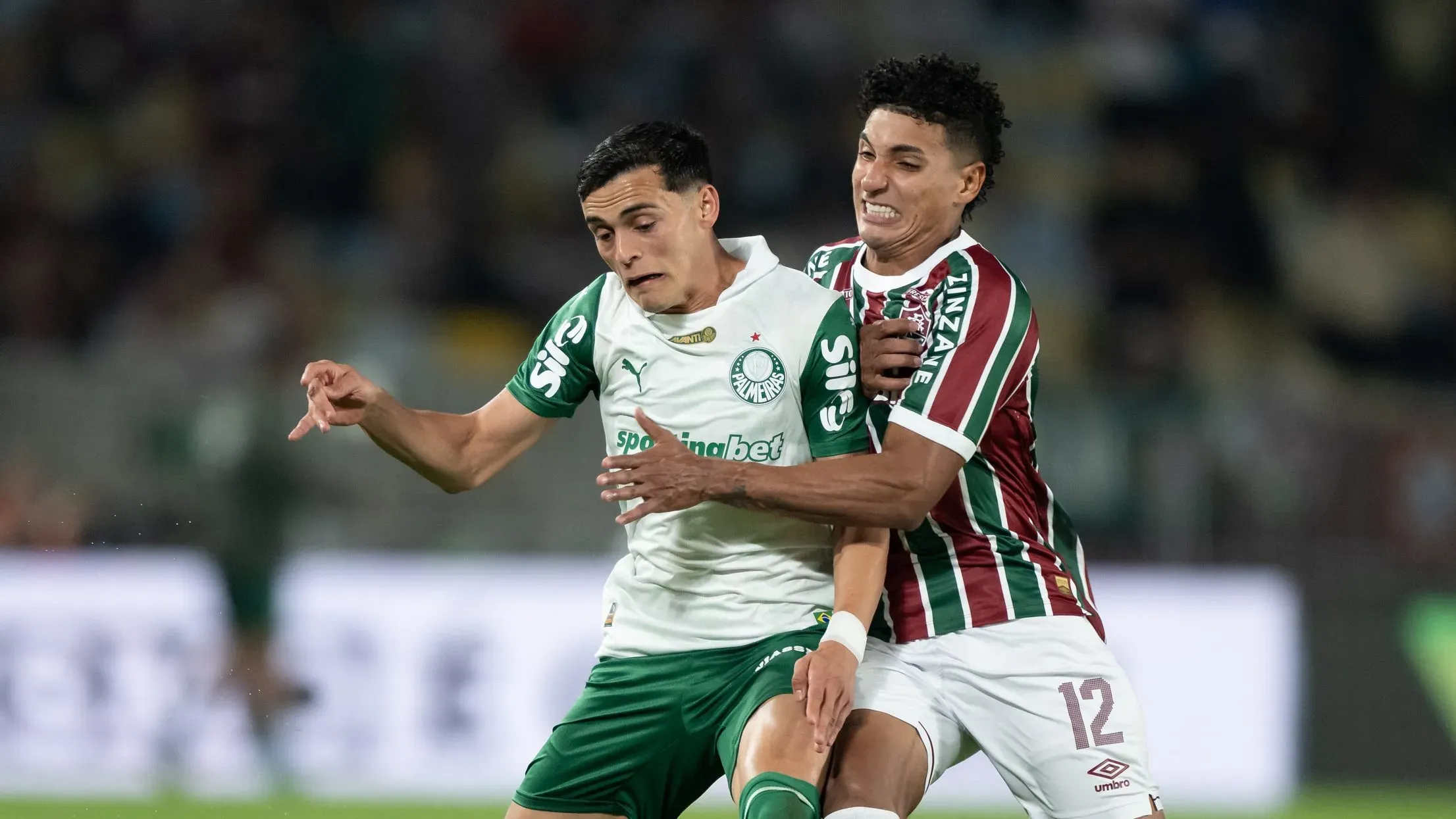 Fuentes jogador do Fluminense disputa lance com Sosa jogador do Palmeiras durante partida no estadio Maracana pelo campeonato Brasileiro A 2025. Foto: Jorge Rodrigues/AGIF