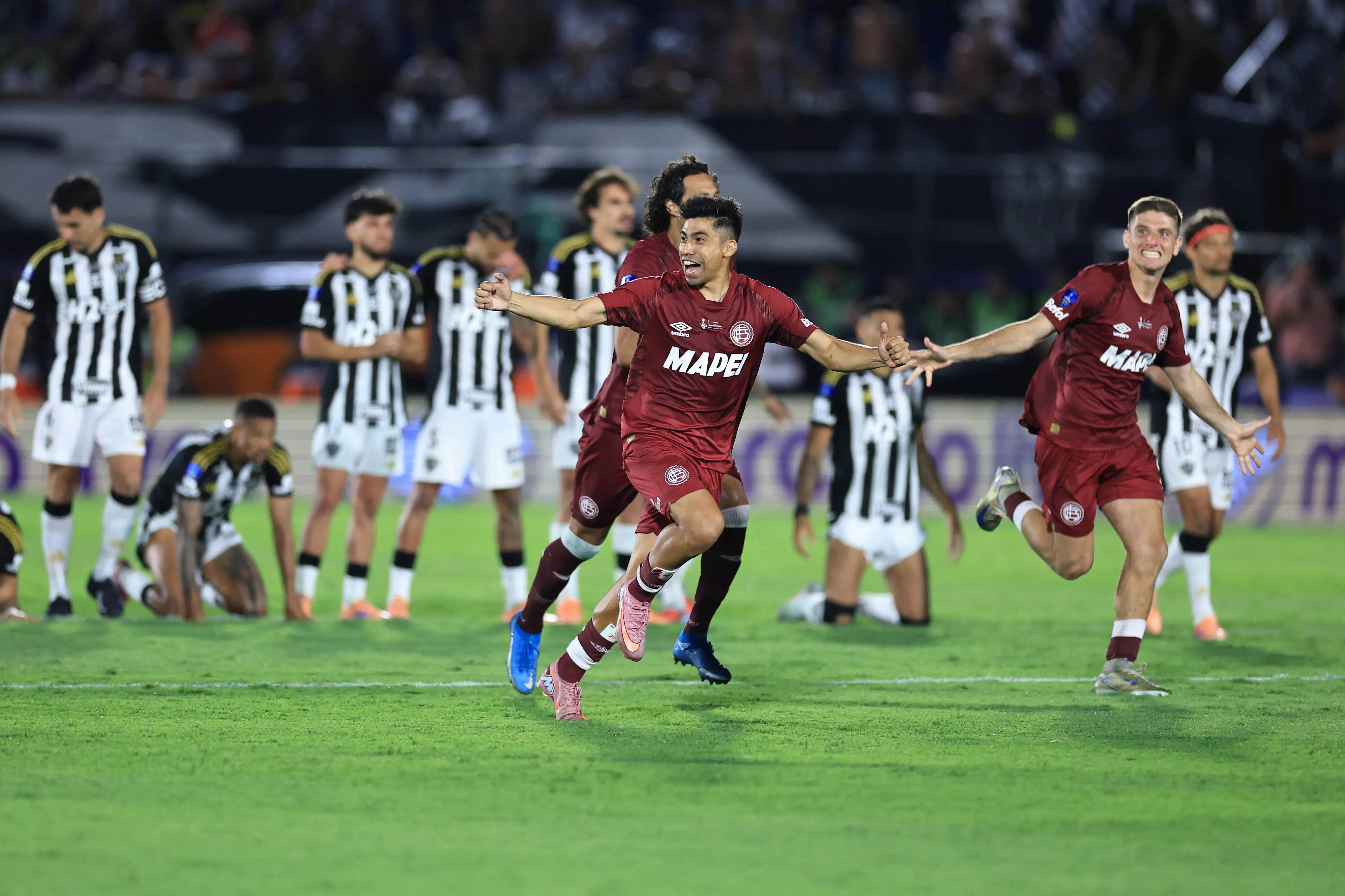 Jogadores do Lanús comemoram título da Copa Sul-Americana de 2025. (Photo by Buda Mendes/Getty Images)