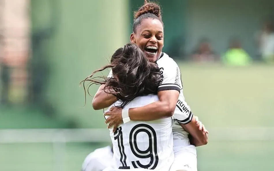 Jogadoras Gloriosas comemoram gol no clássico. Foto: Arthur Barreto/BFR
