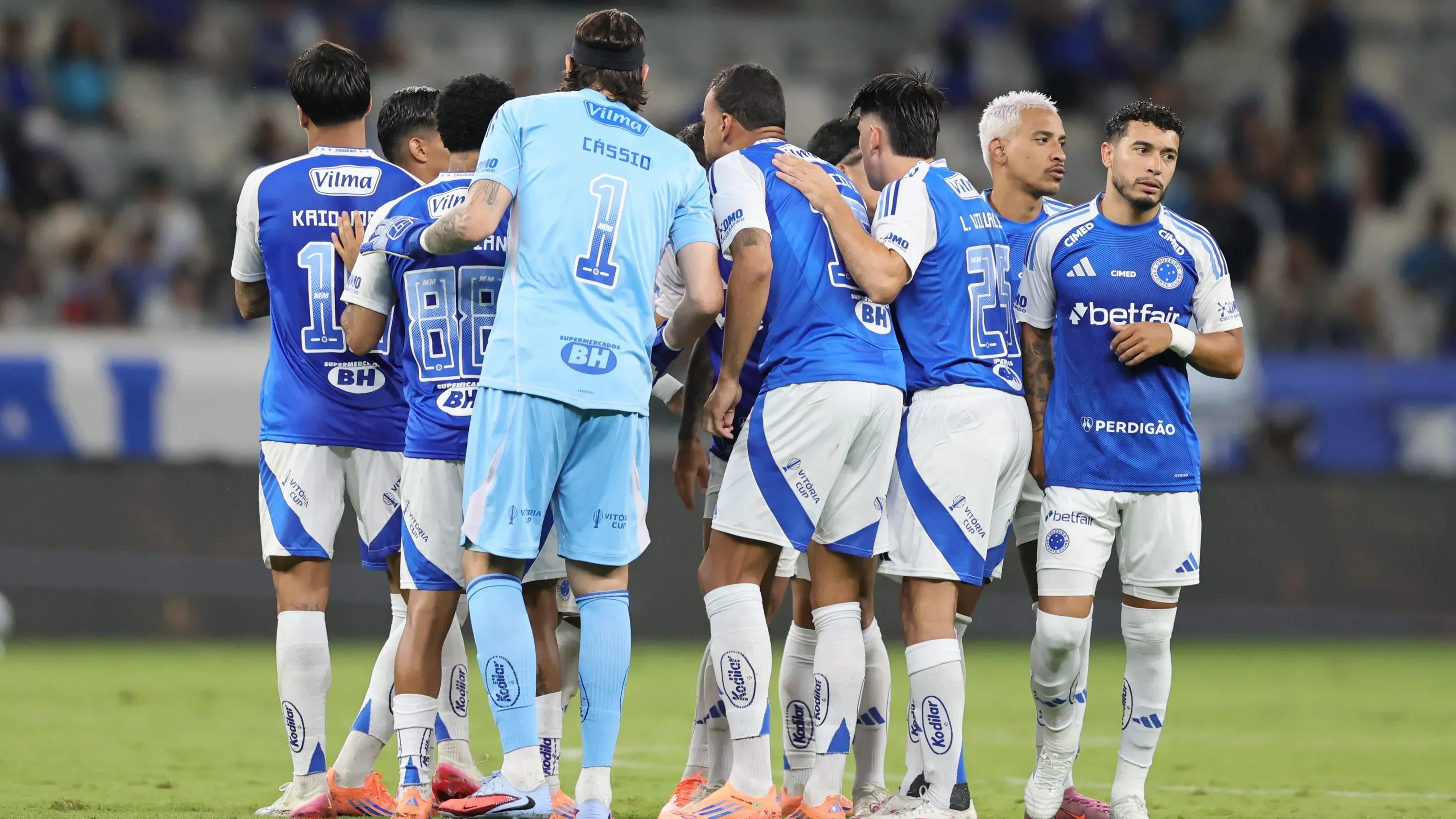 Jogadores do Cruzeiro durante entrada em campo para partida contra o Corinthians no Mineirão – Foto: Gilson Lobo/AGIF