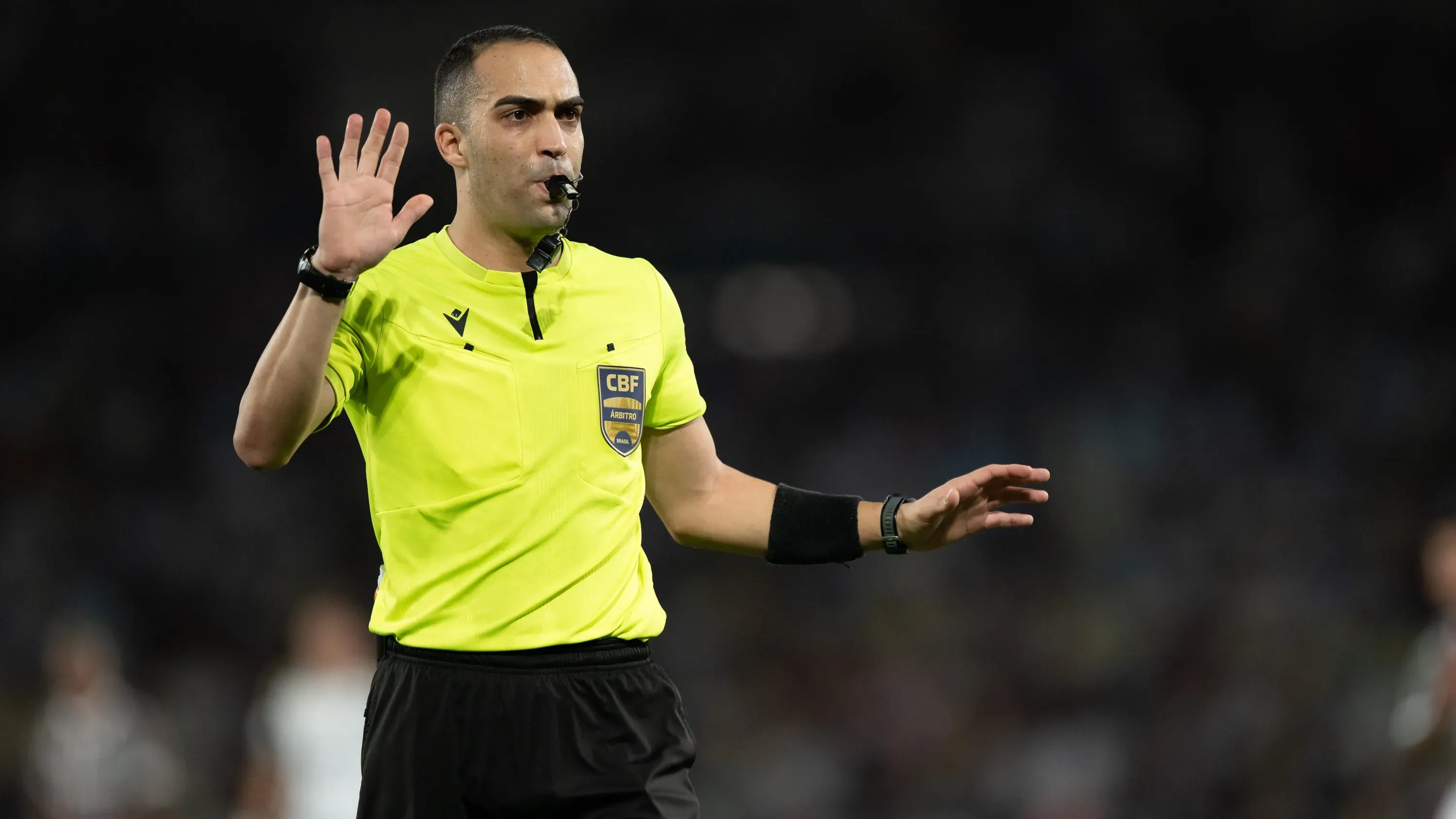 Árbitro com histórico com o Santos vai apitar partida diante do Internacional – Foto: Jorge Rodrigues/AGIF