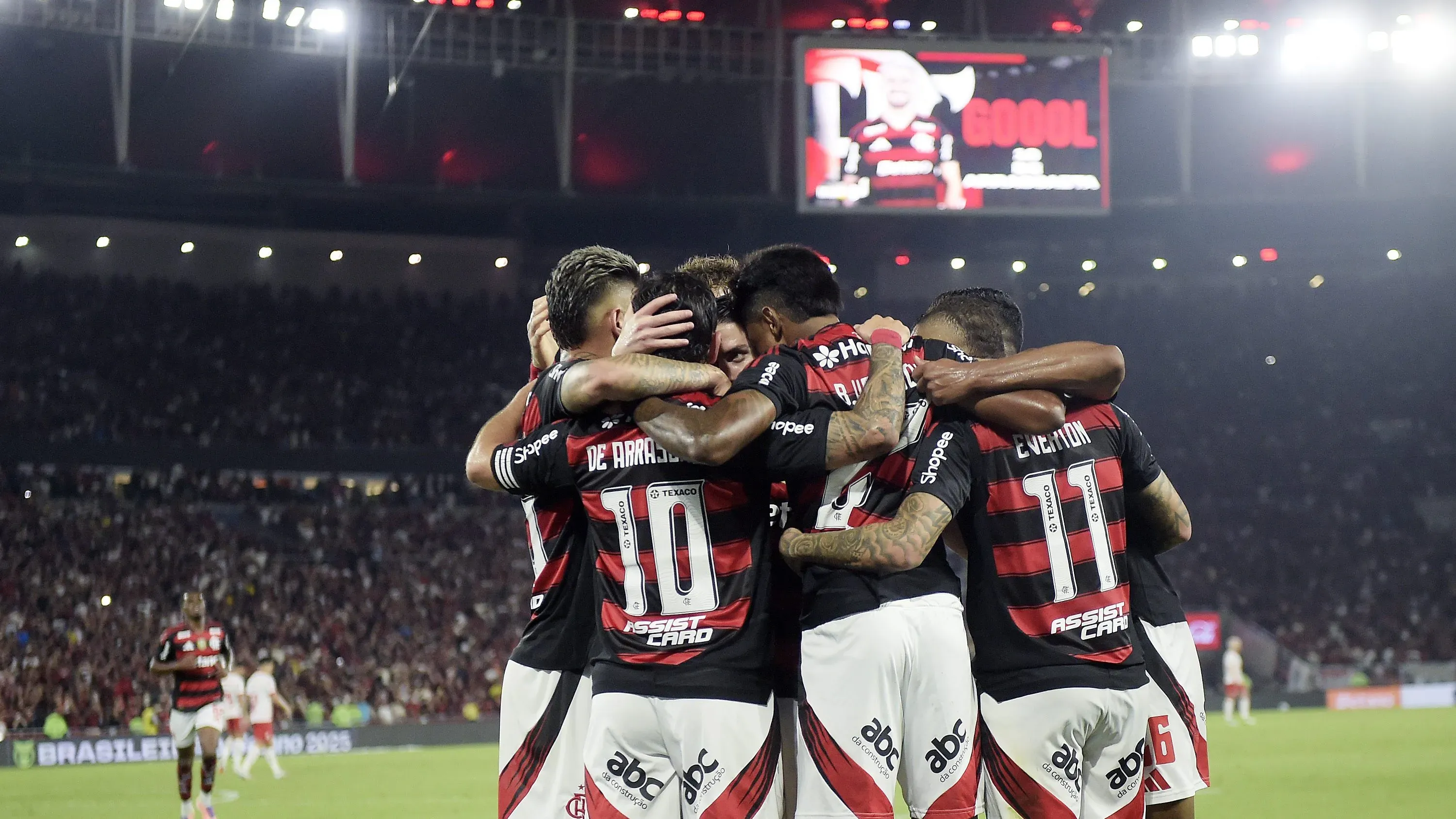 Jogadores do Flamengo comemorando gol no Maracanã. Foto: Alexandre Loureiro/AGIF