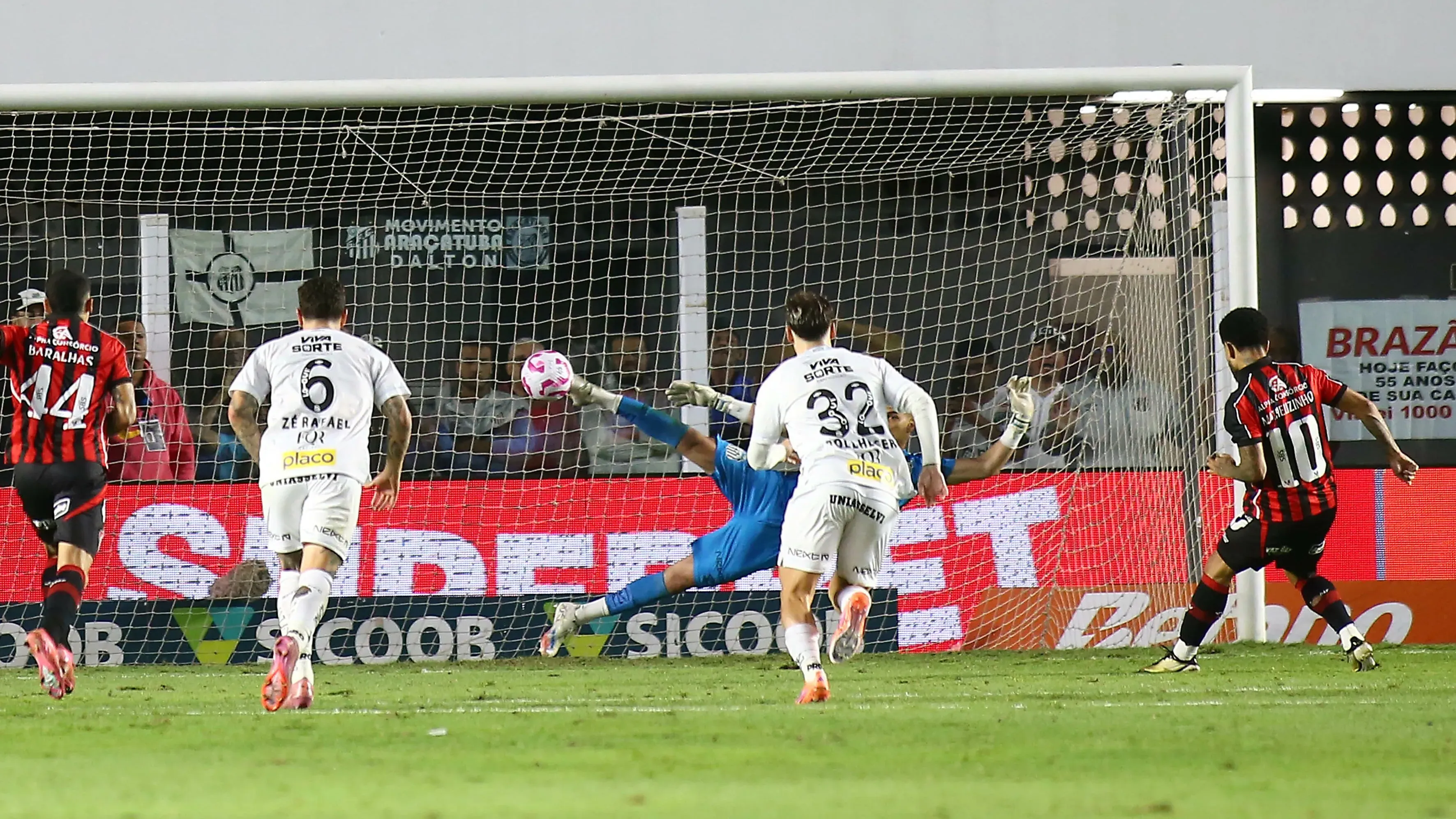 Vitória ganhou do Santos - Foto: Mauricio De Souza/AGIF.