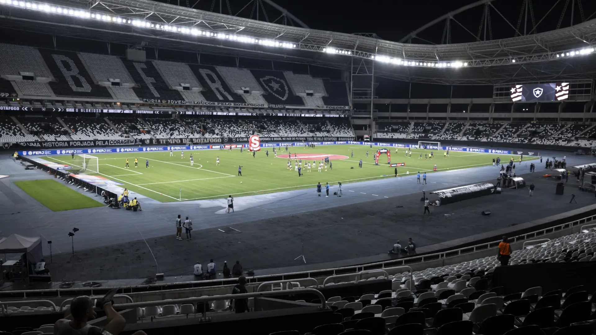 Nilton Santos é mais um estádio com gramado sintético – Foto: Jorge Rodrigues/AGIF