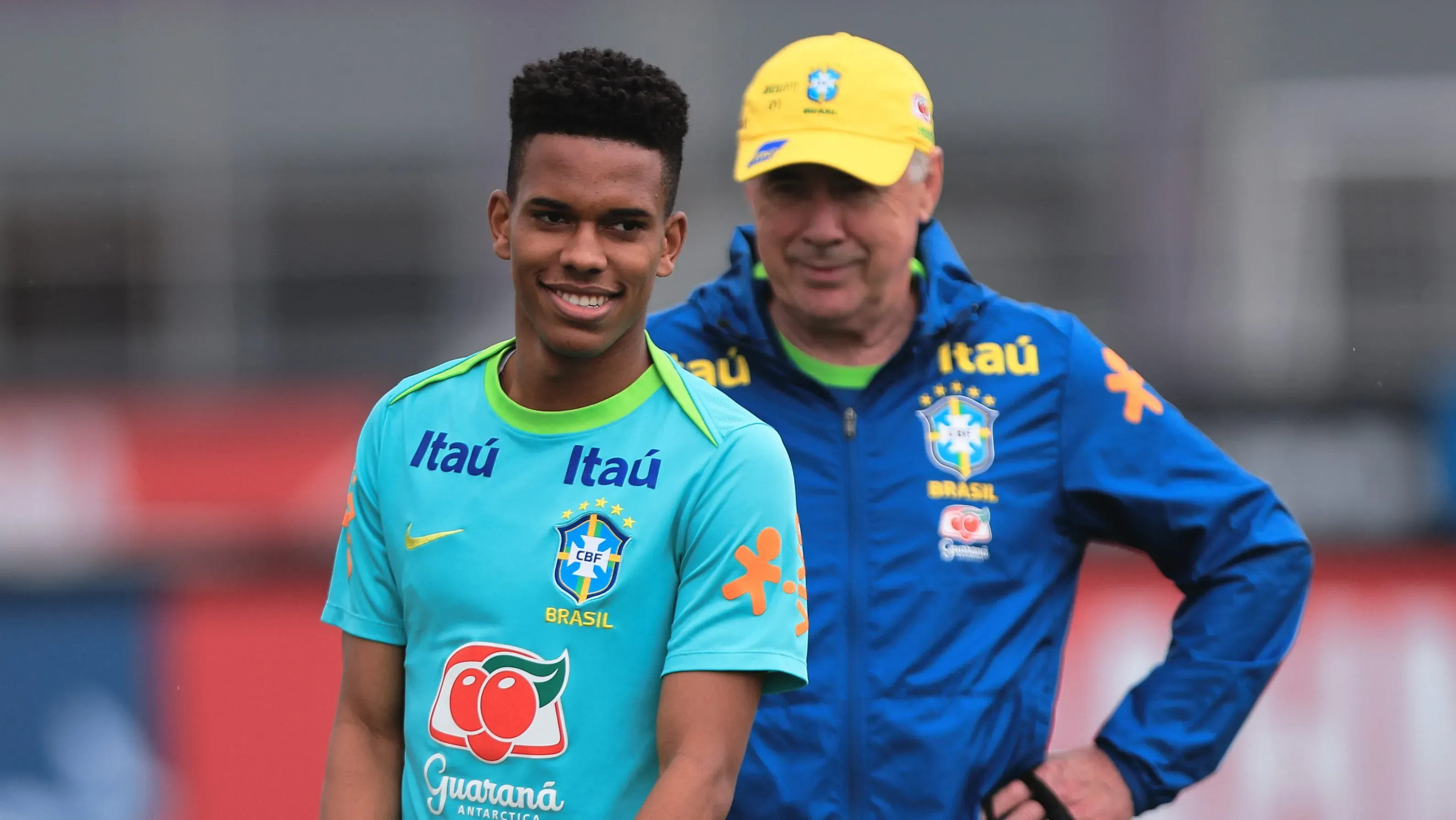 Estêvão e Ancelotti em treino da Seleção Brasileira. Foto: Ettore Chiereguini/AGIF