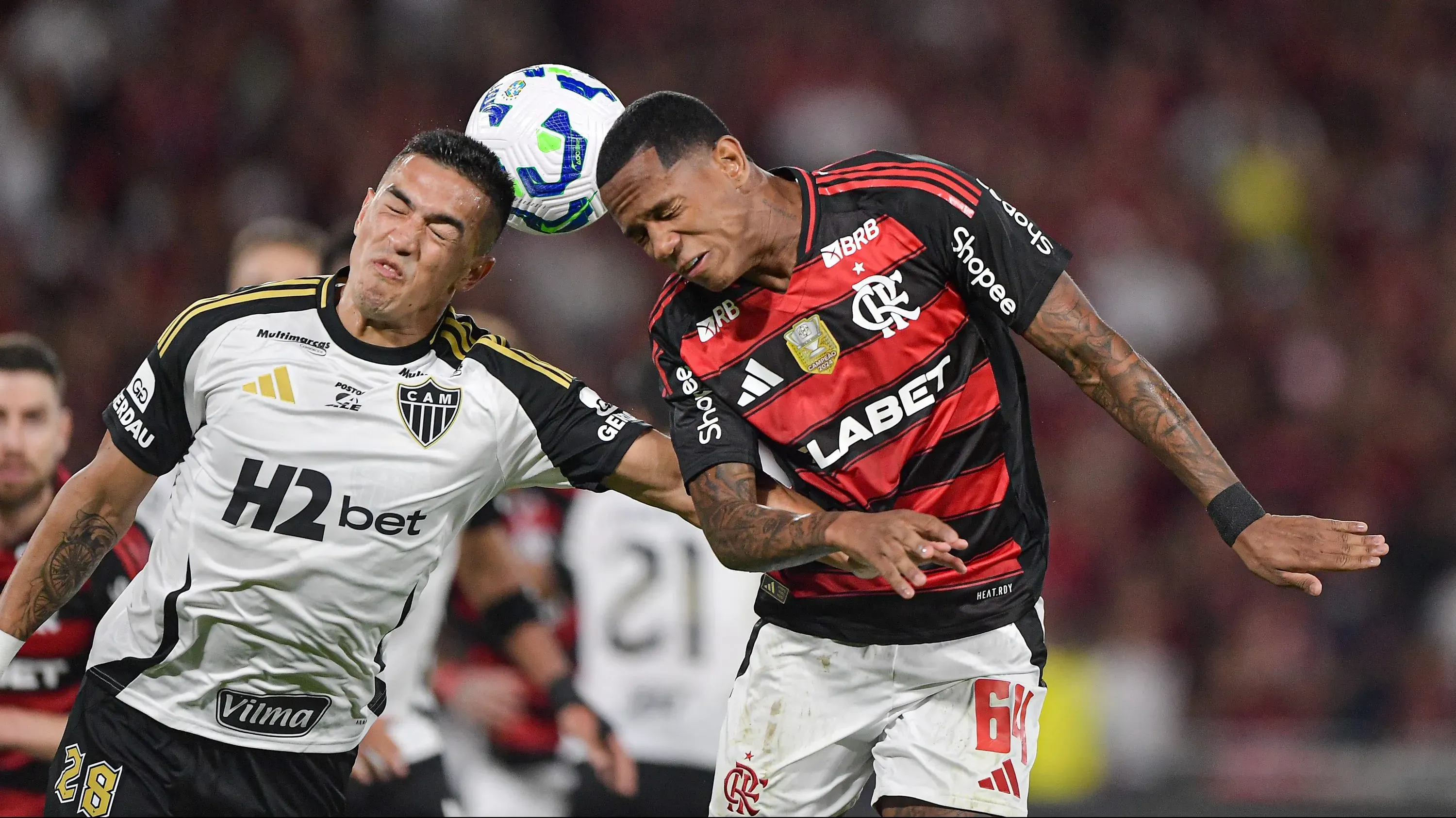 Wallace Yan jogador do Flamengo disputa lance com Cuello jogador do Atletico-MG durante partida no estadio Maracana pelo campeonato Brasileiro A 2025. Foto: Thiago Ribeiro/AGIF