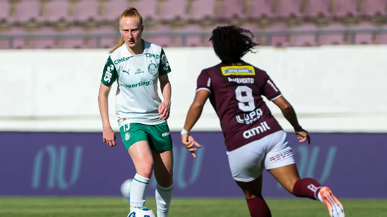 Pati Maldaner jogadora do Palmeiras feminino em campo