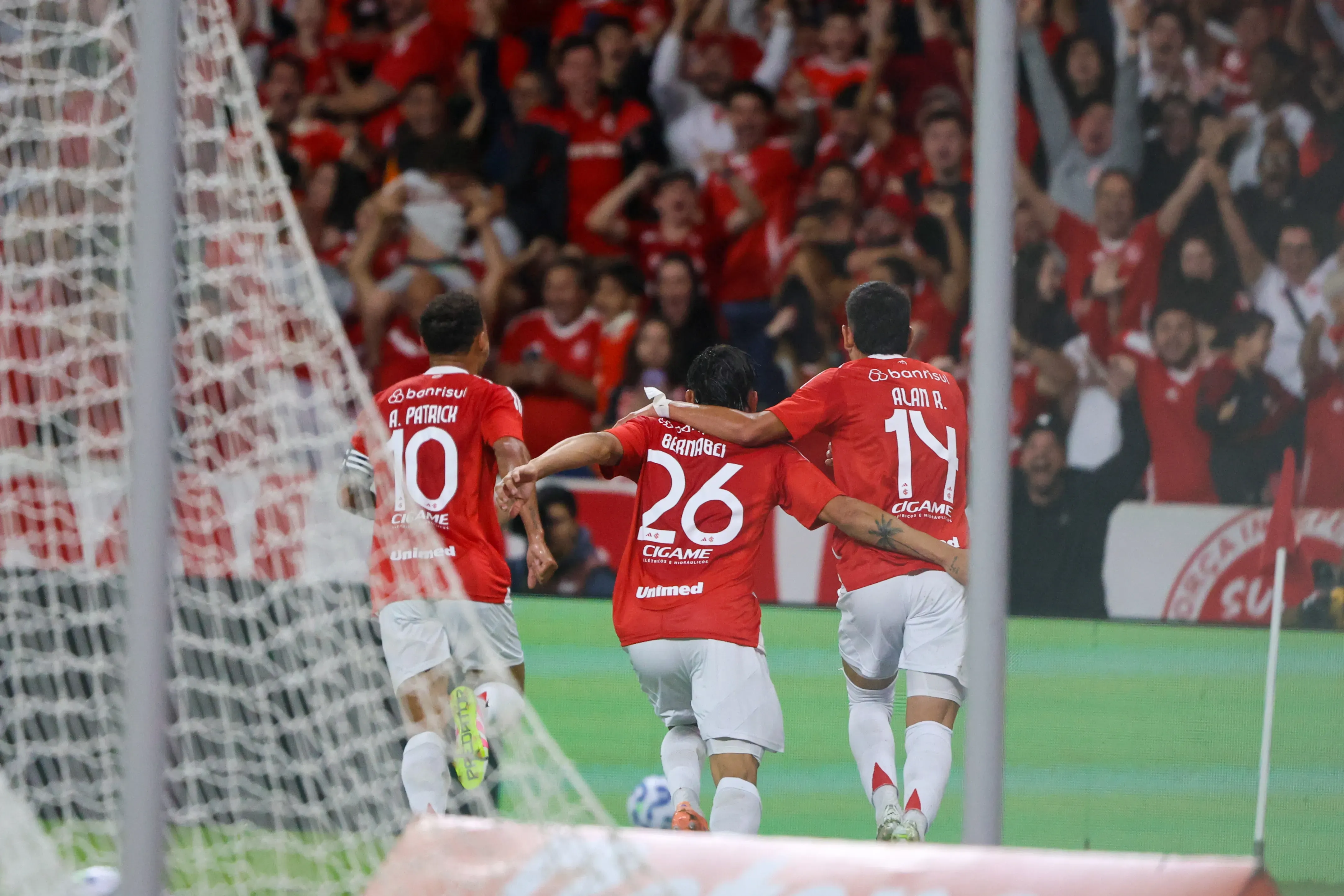Jogadores do Internacional comemoram gol diante do Santos. Foto: Ricardo Duarte / Internacional