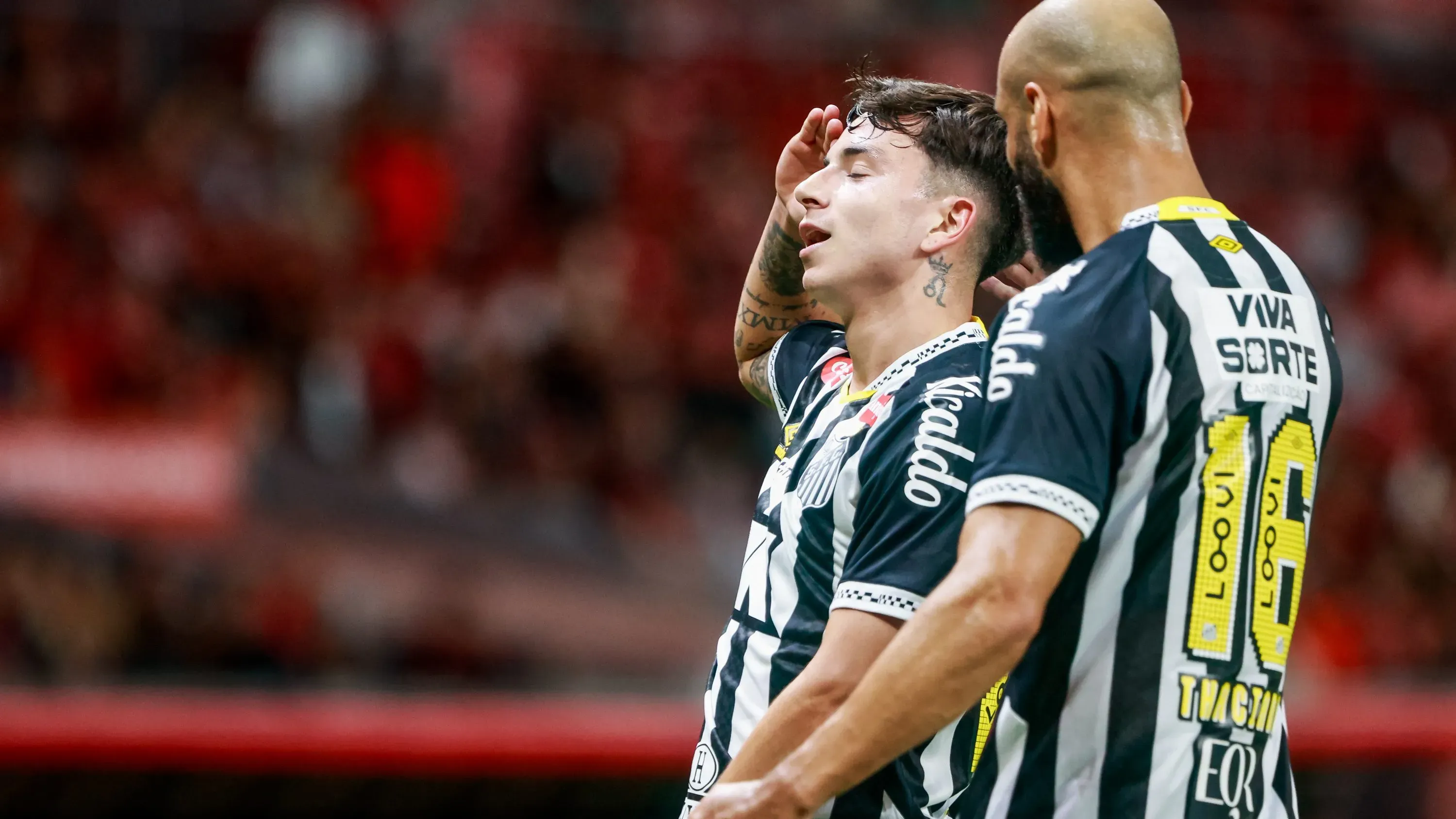 Santos apresentou um desempenho bem abaixo no primeiro tempo, mas conseguiu corrigir na segunda etapa – Foto: Luiz Erbes/AGIF