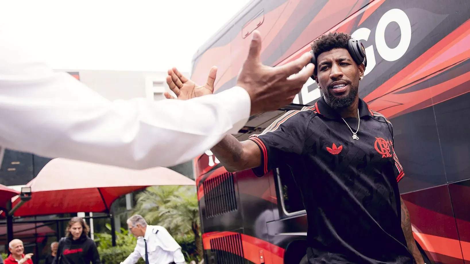 Emerson Royal tem a confiança da comissão técnica em meio as críticas – Foto: Adriano Fontes/Flamengo