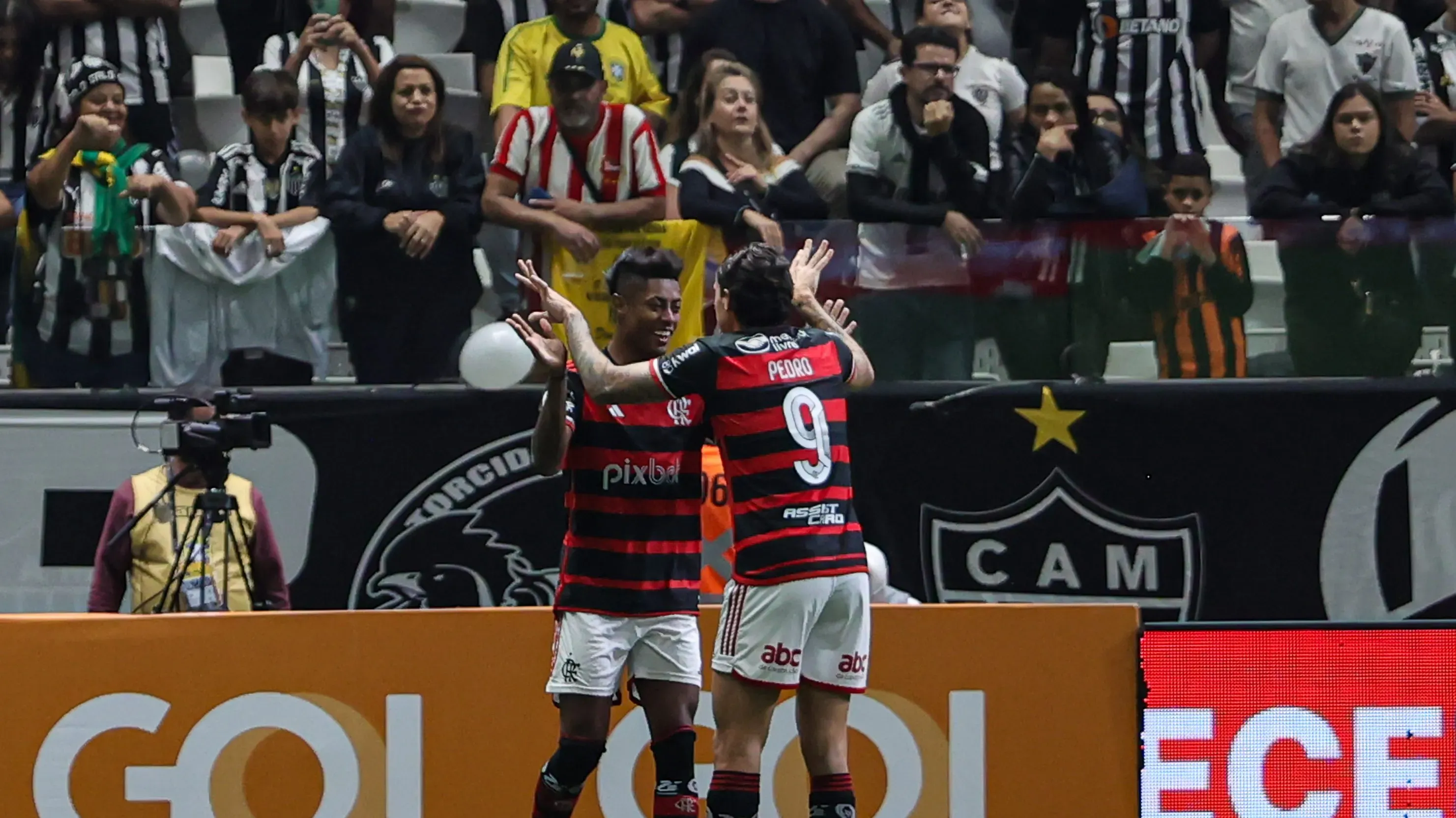 Flamengo comemora gol na Arena MRV. Foto: Gilson Lobo/AGIF