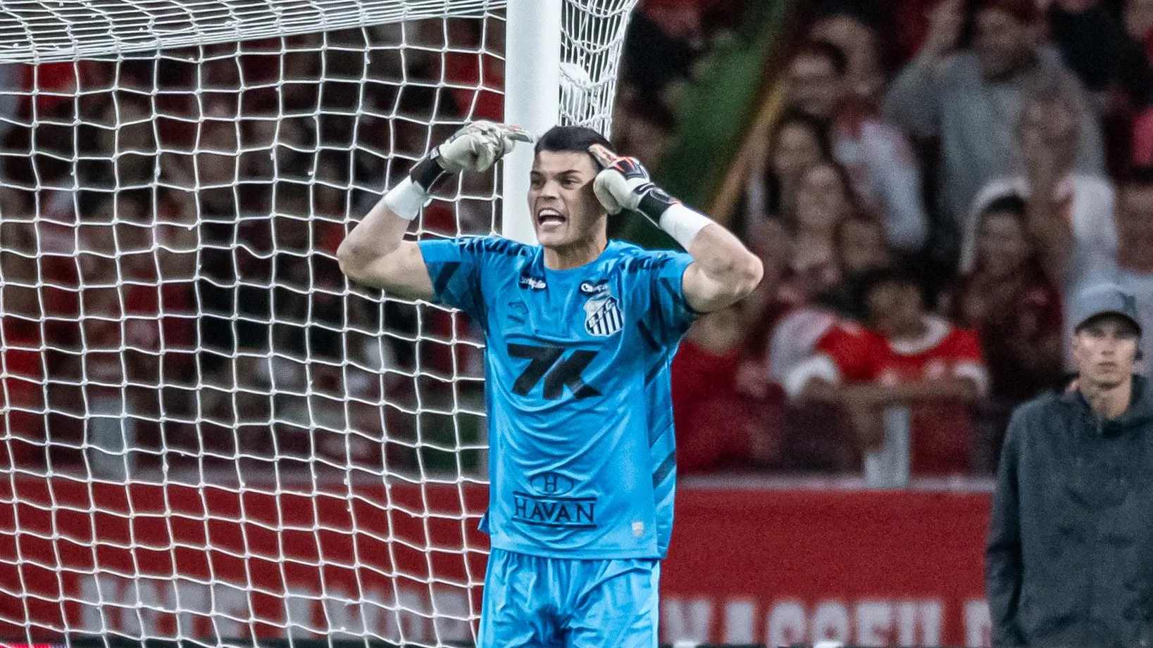Gabriel Brazão goleiro do Santos durante partida