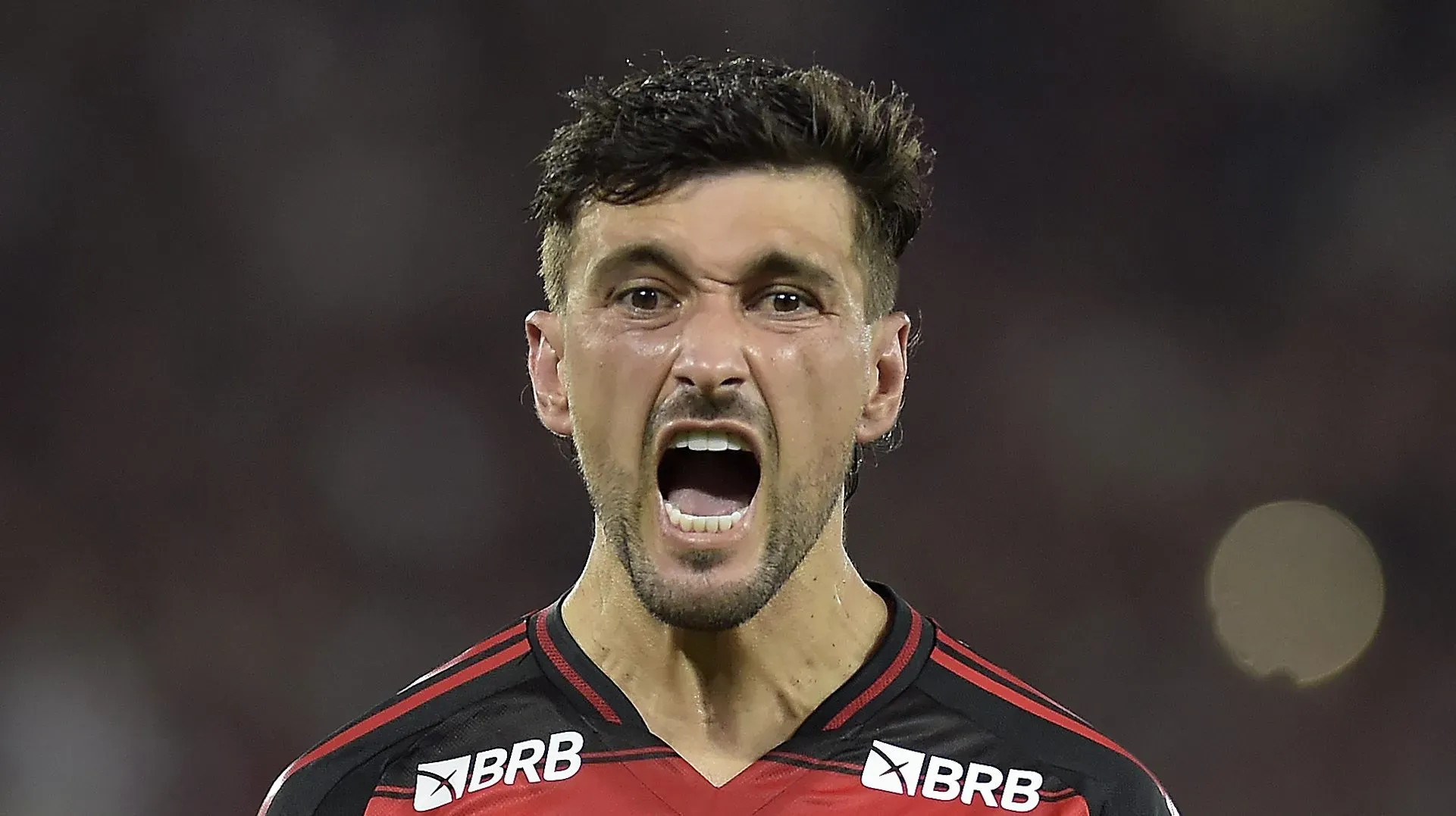 De Arrascaeta, meia-atacante do Flamengo em partida pelo campeonato brasileiro (Foto: Dhavid Normando/Getty Images)