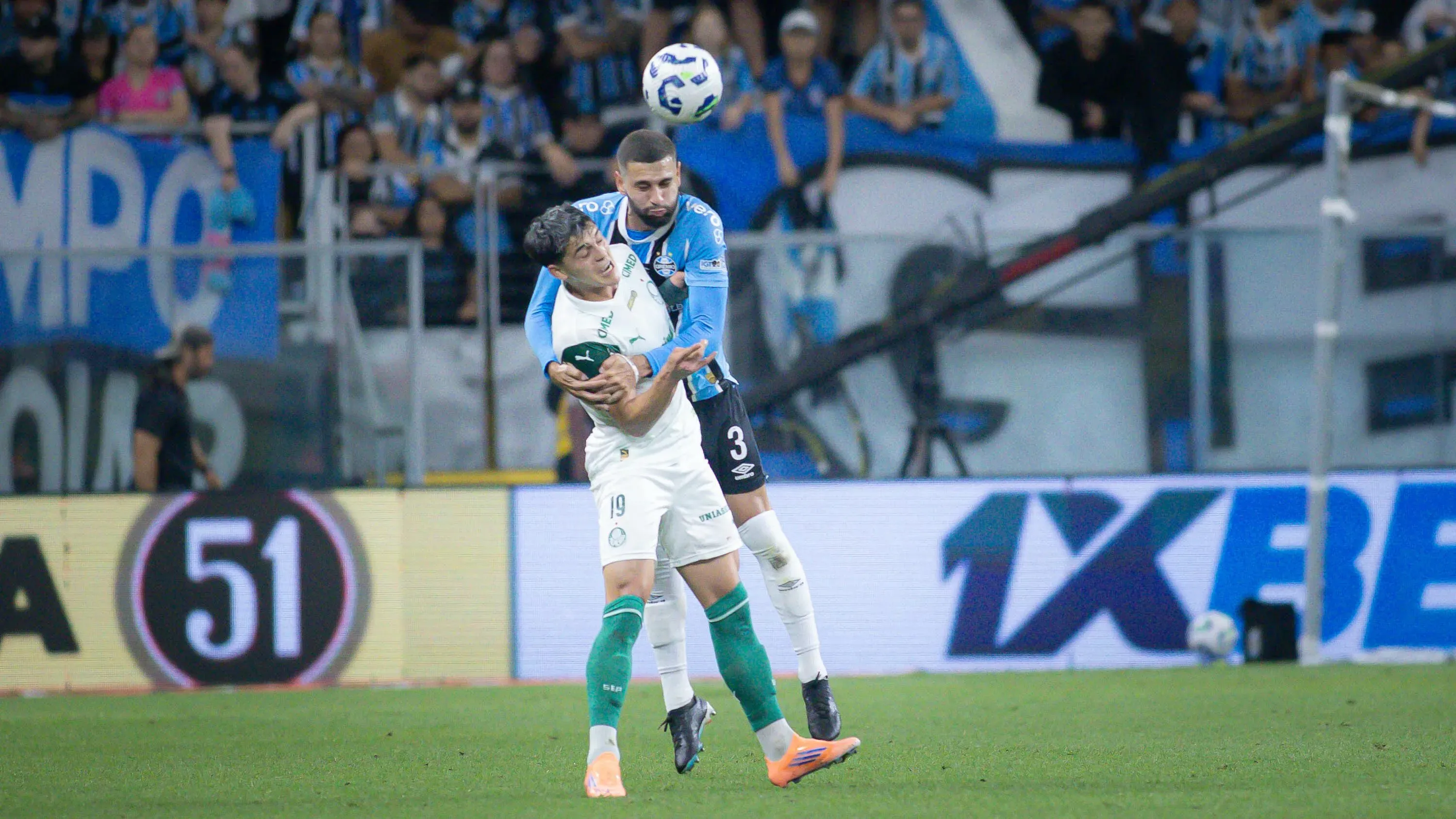 Facundo disputa bola com zagueiro do Grêmio. Abel citou o lance perdido pelo atacante – Foto: Maxi Franzoi/AGIF