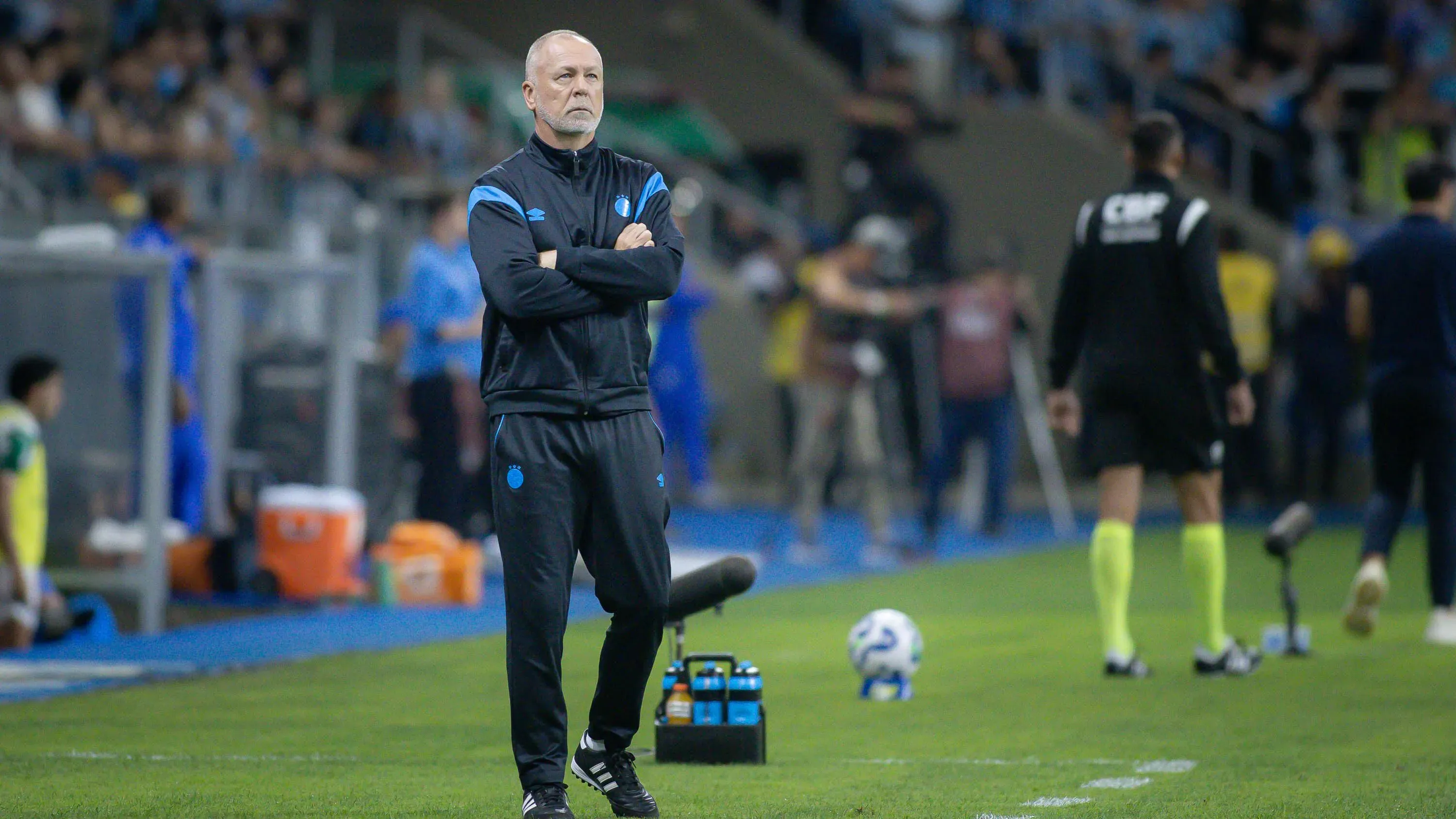 Mano Menezes durante partida contra o Palmeiras no estadio Arena do Grêmio Foto: Maxi Franzoi/AGIF