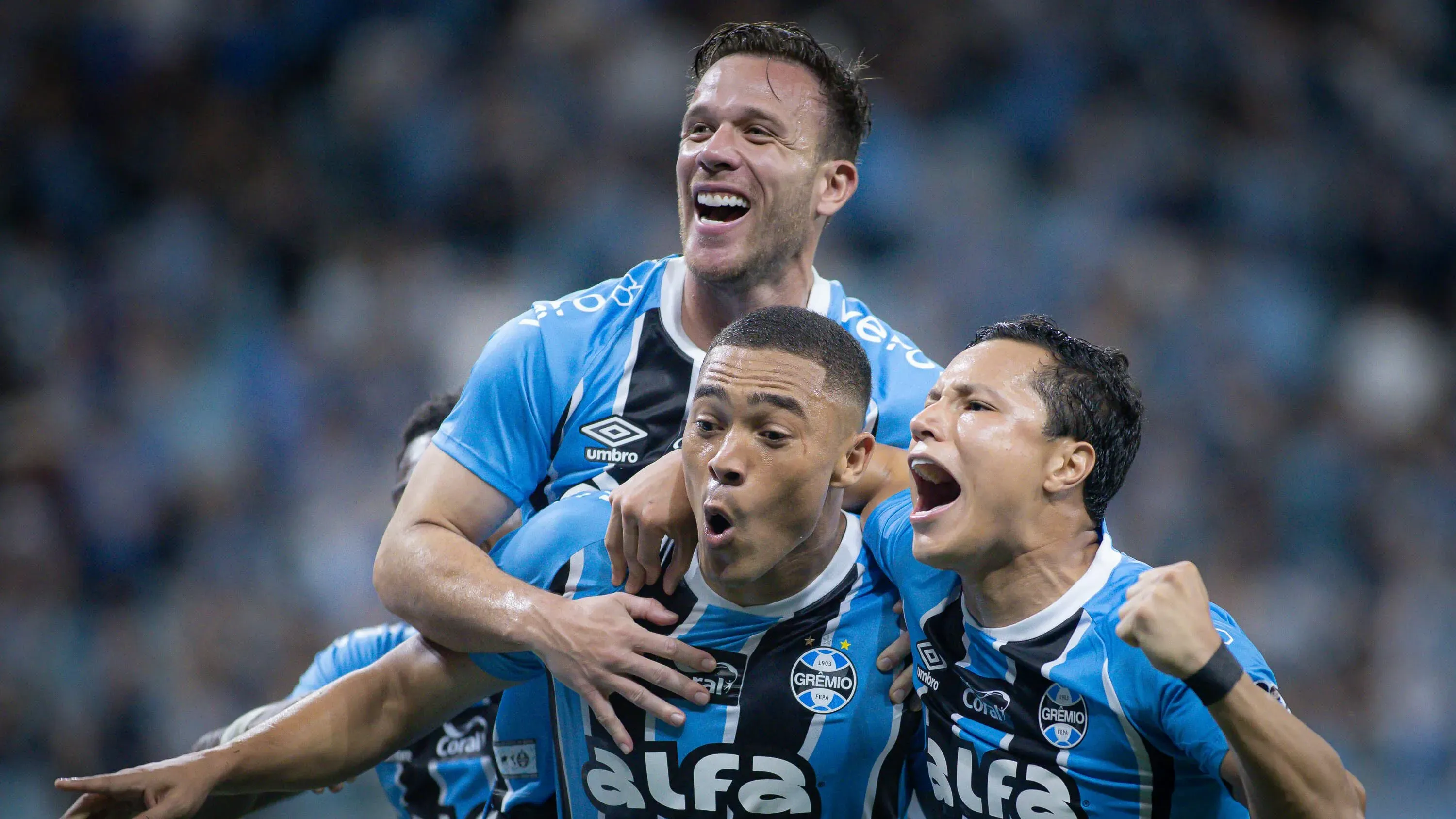 Carlos Vinícius sofreu o pênalti e marcou - Foto: Maxi Franzoi/AGIF.