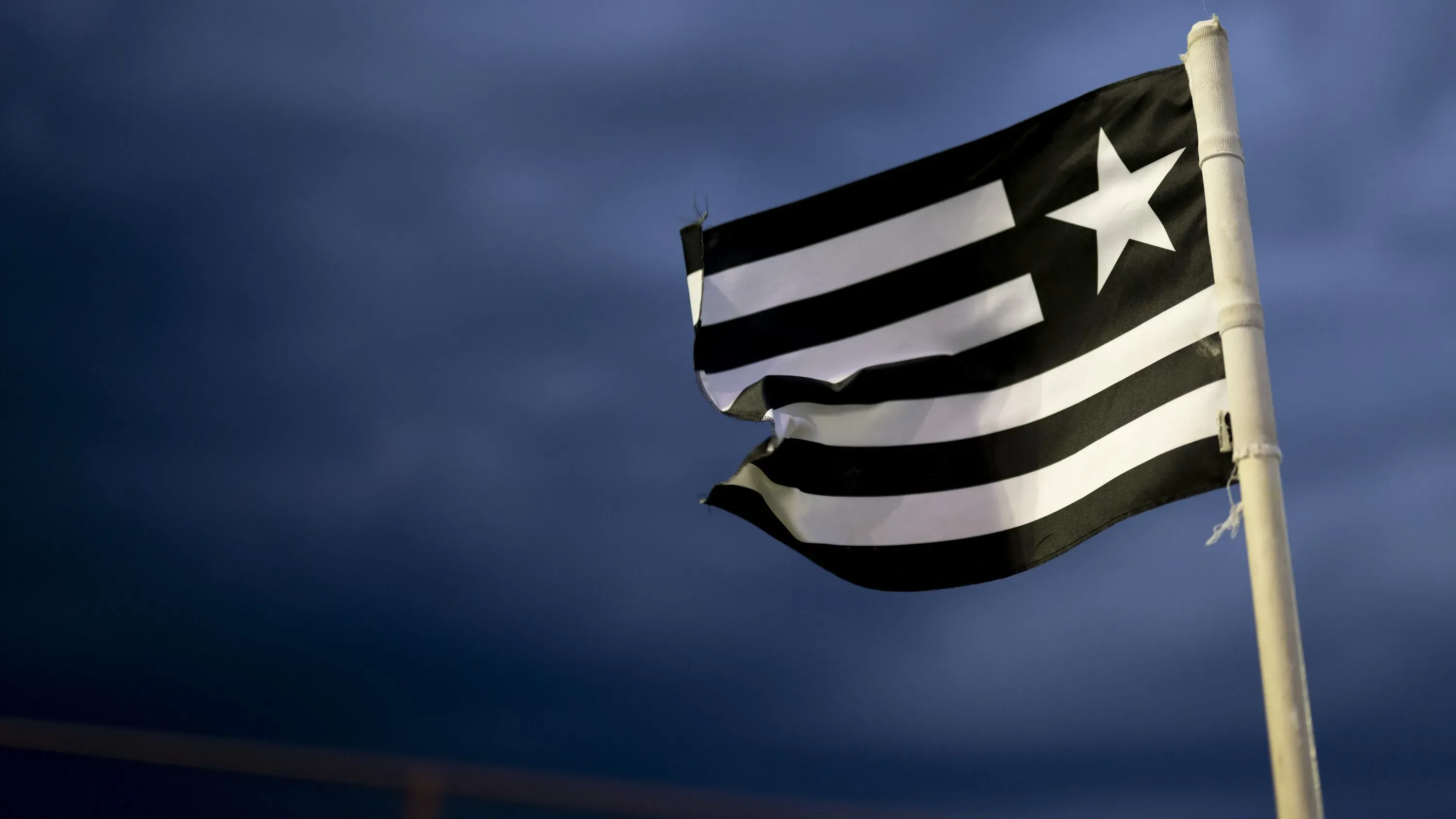 RJ – Rio de Janeiro – 01/02/2023 – CARIOCA 2023, BOTAFOGO X NOVA IGUACU – Bandeira de corner no estadio Luso Brasileiro para partida entre Botafogo e Nova Iguacu pelo campeonato Carioca 2023. Foto: Jorge Rodrigues/AGIF