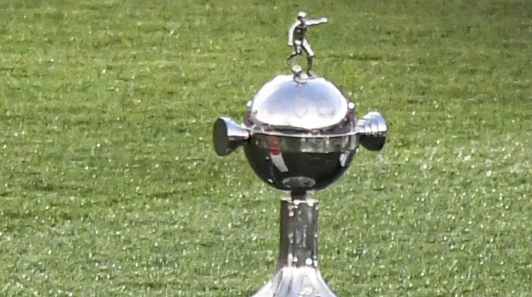Troféu da Copa Libertadores. (Photo by Marcelo Endelli/Getty Images)
