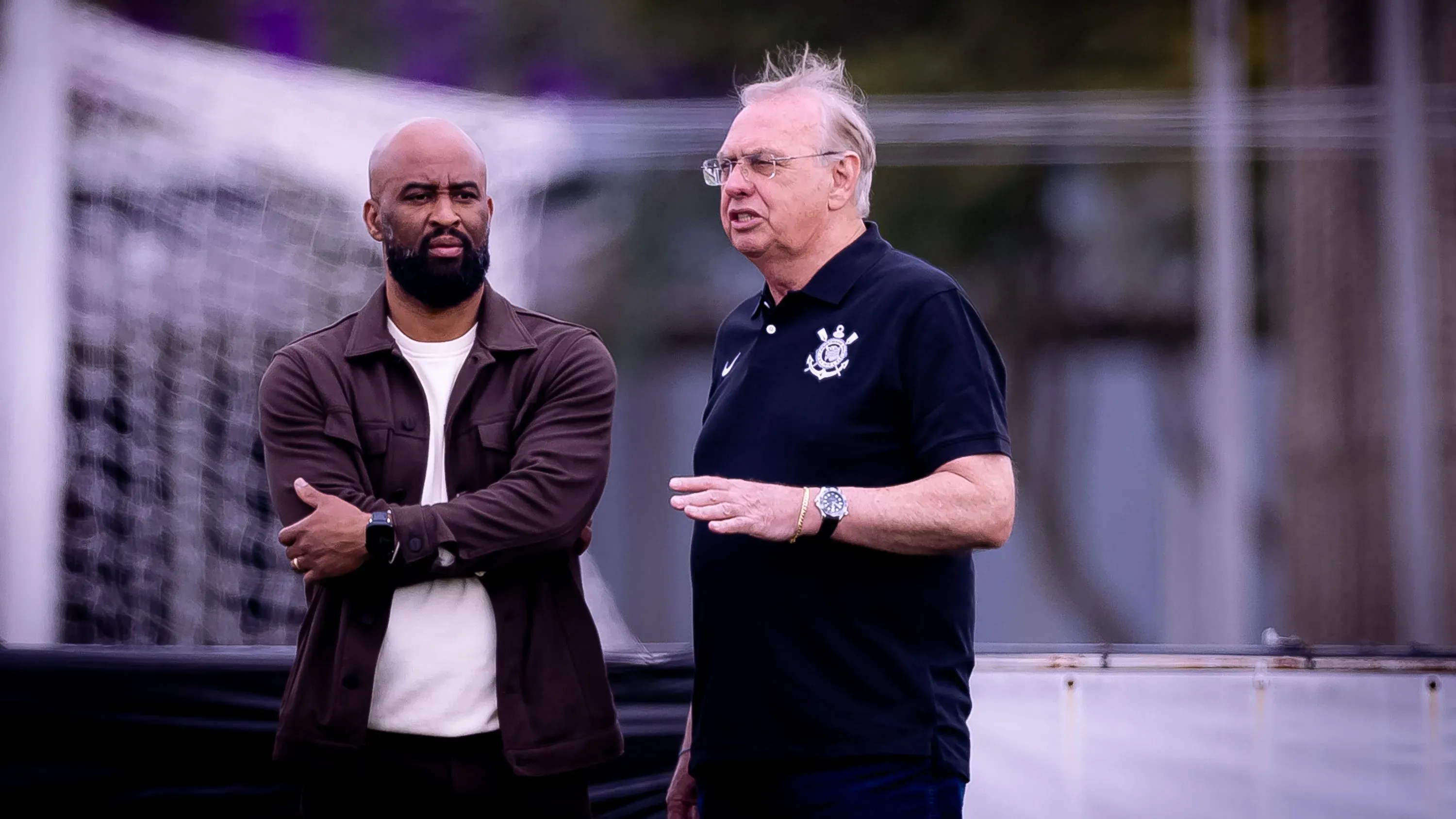Soldado e Stabile conversam em treino do Timão. O presidente afirmou que negociação de Memphis está na estaca zero – Foto: Agência Corinthians – Rodrigo Coca