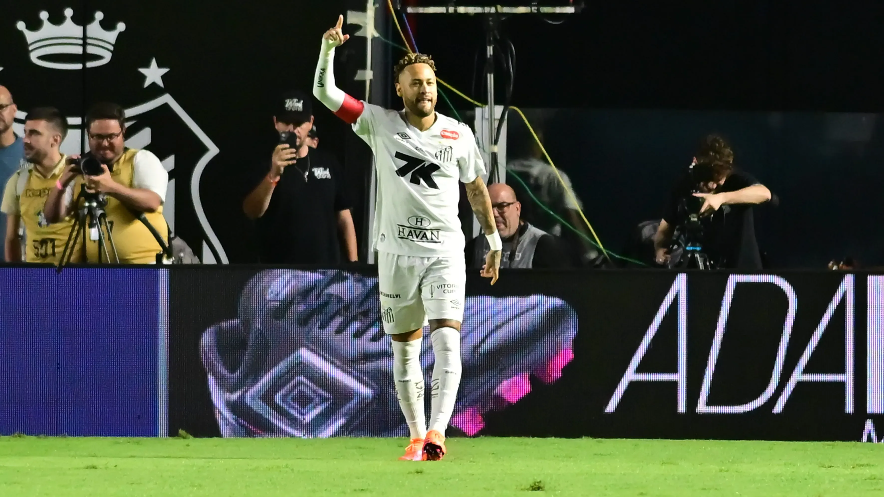 SP – SANTOS – 19/11/2025 – BRASILEIRO A 2025, SANTOS X MIRASSOL – Neymar Jr. jogador do Santos comemora seu gol durante partida contra o Mirassol no estadio Vila Belmiro pelo campeonato Brasileiro A 2025. Foto: Jota Erre/AGIF