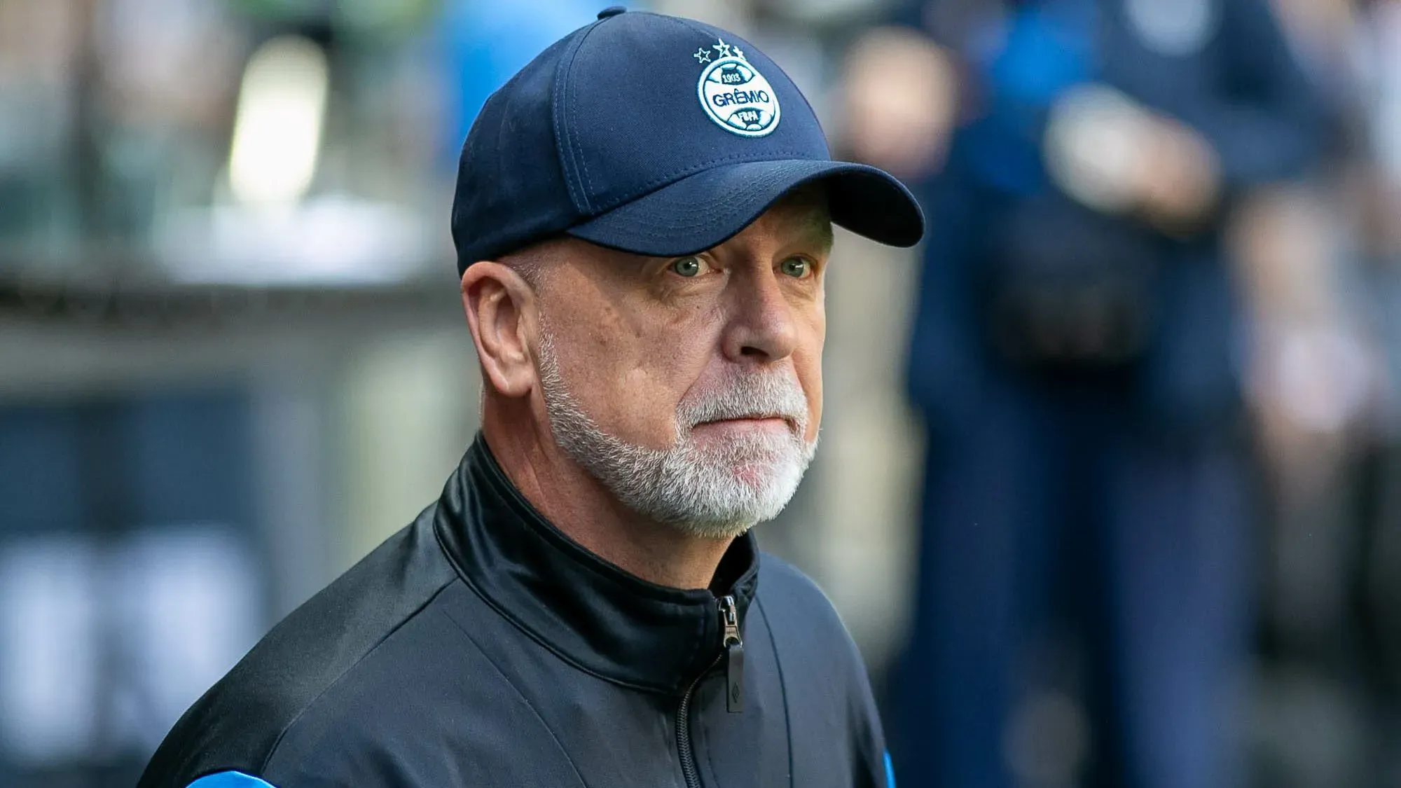MG – BELO HORIZONTE – 17/08/2025 – BRASILEIRO A 2025, ATLETICO-MG X GREMIO – Mano Menezes tecnico do Gremio durante partida contra o Atletico-MG no estadio Arena MRV pelo campeonato Brasileiro A 2025. Foto: Fernando Moreno/AGIF