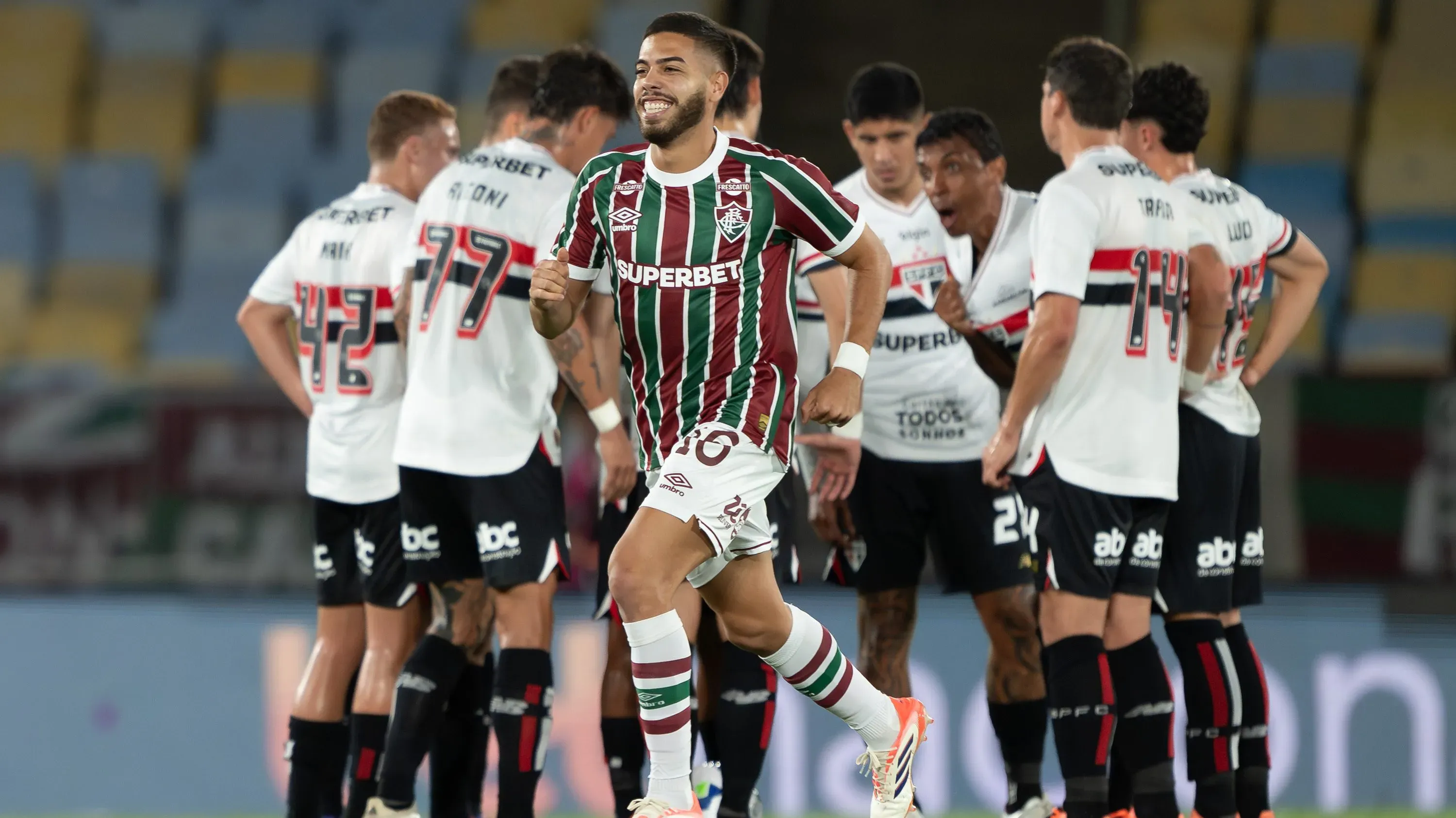 Nonato, jogador do Fluminense, comemora seu gol durante partida contra o Sao Paulo no estadio Maracana pelo campeonato Brasileiro A 2025. Foto: Jorge Rodrigues/AGIF