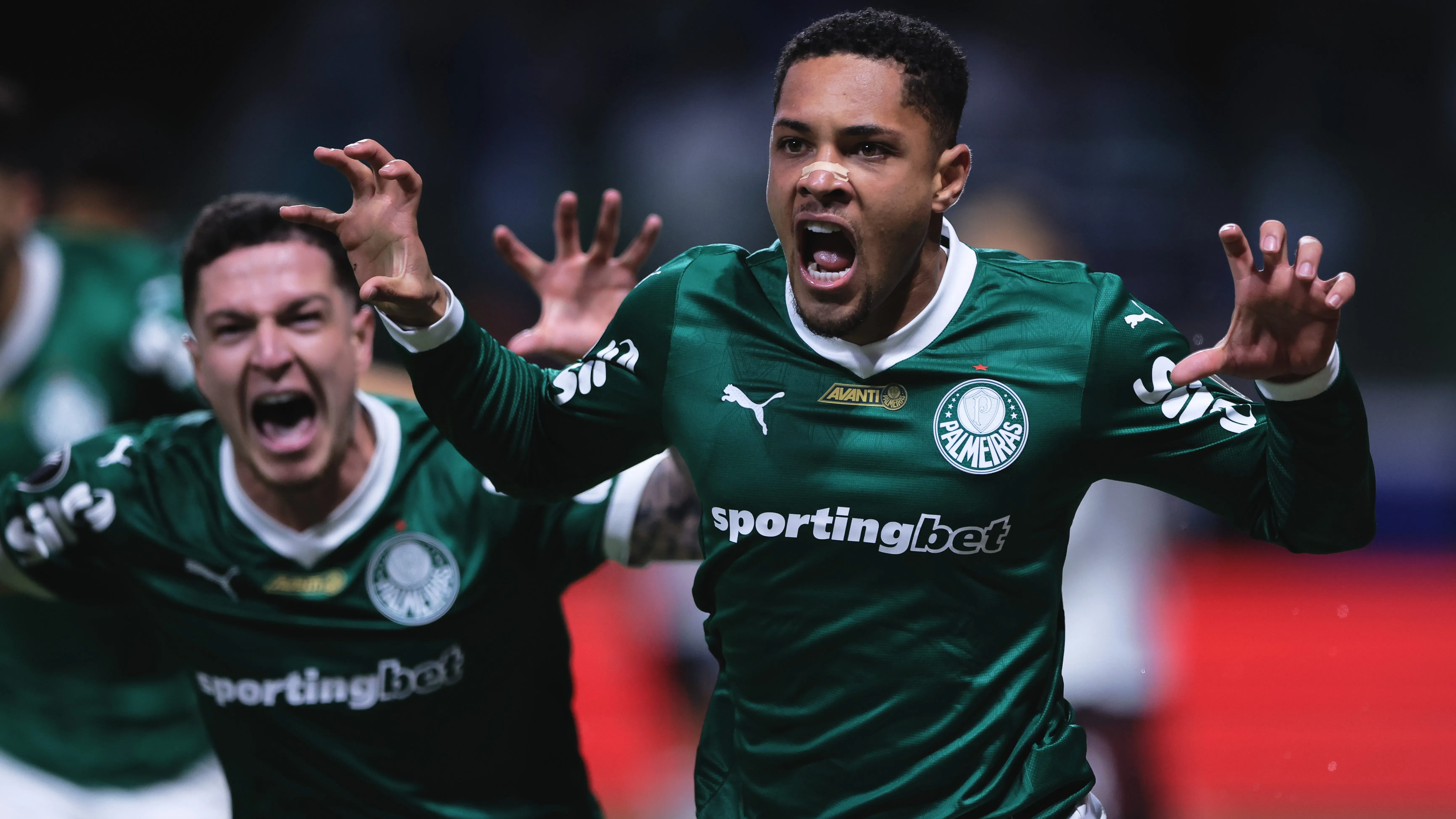 SP – SAO PAULO – 24/09/2025 – COPA LIBERTADORES 2025, PALMEIRAS X RIVER PLATE – Vitor Roque jogador do Palmeiras comemora seu gol durante partida contra o River Plate no estadio Arena Allianz Parque pelo campeonato Copa Libertadores 2025. Foto: Ettore Chiereguini/AGIF