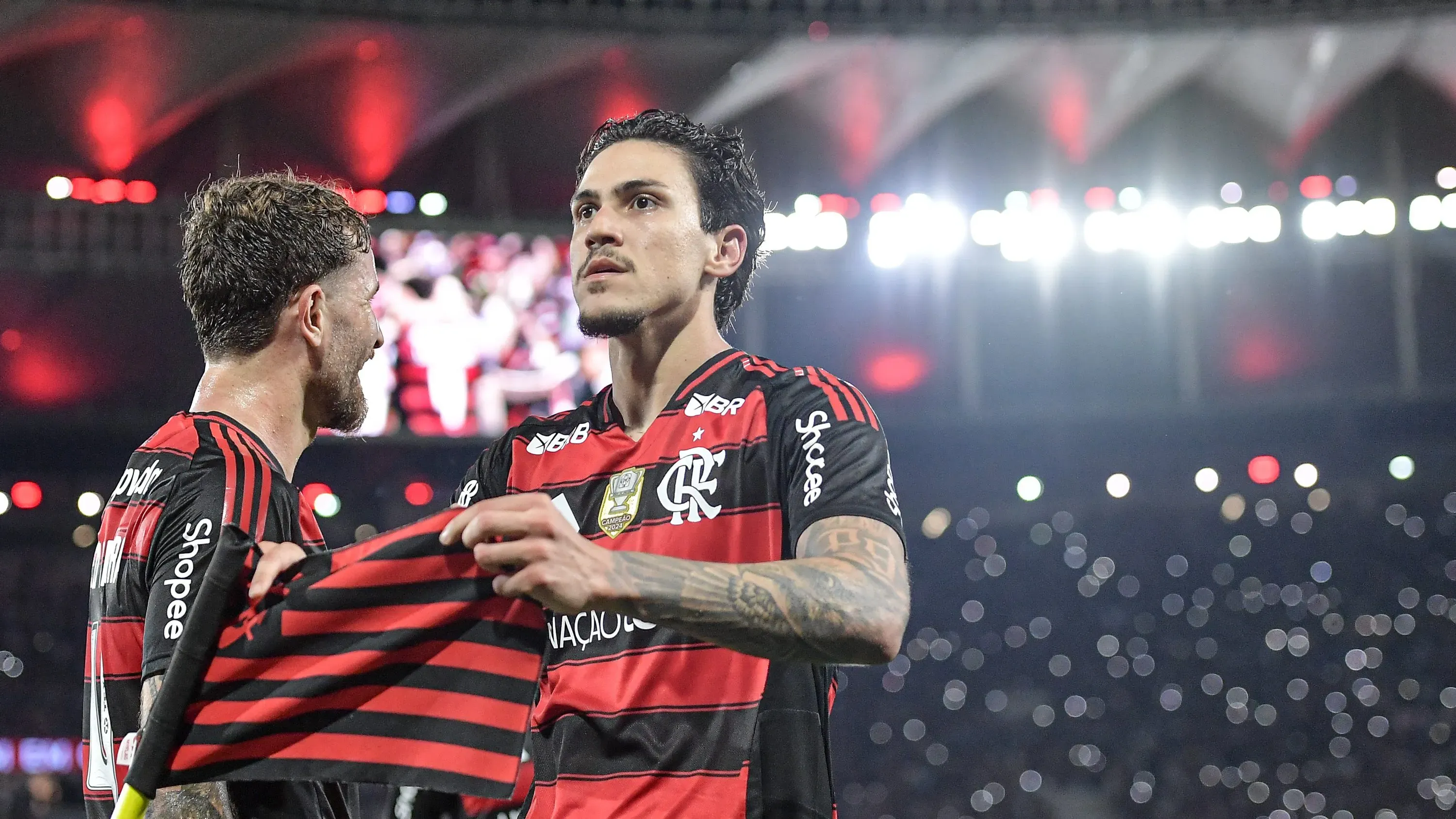 RJ – RIO DE JANEIRO – 25/08/2025 – BRASILEIRO A 2025, FLAMENGO X VITORIA – Pedro jogador do Flamengo comemora seu gol durante partida contra o Vitoria no estadio Maracana pelo campeonato Brasileiro A 2025. Foto: Thiago Ribeiro/AGIF