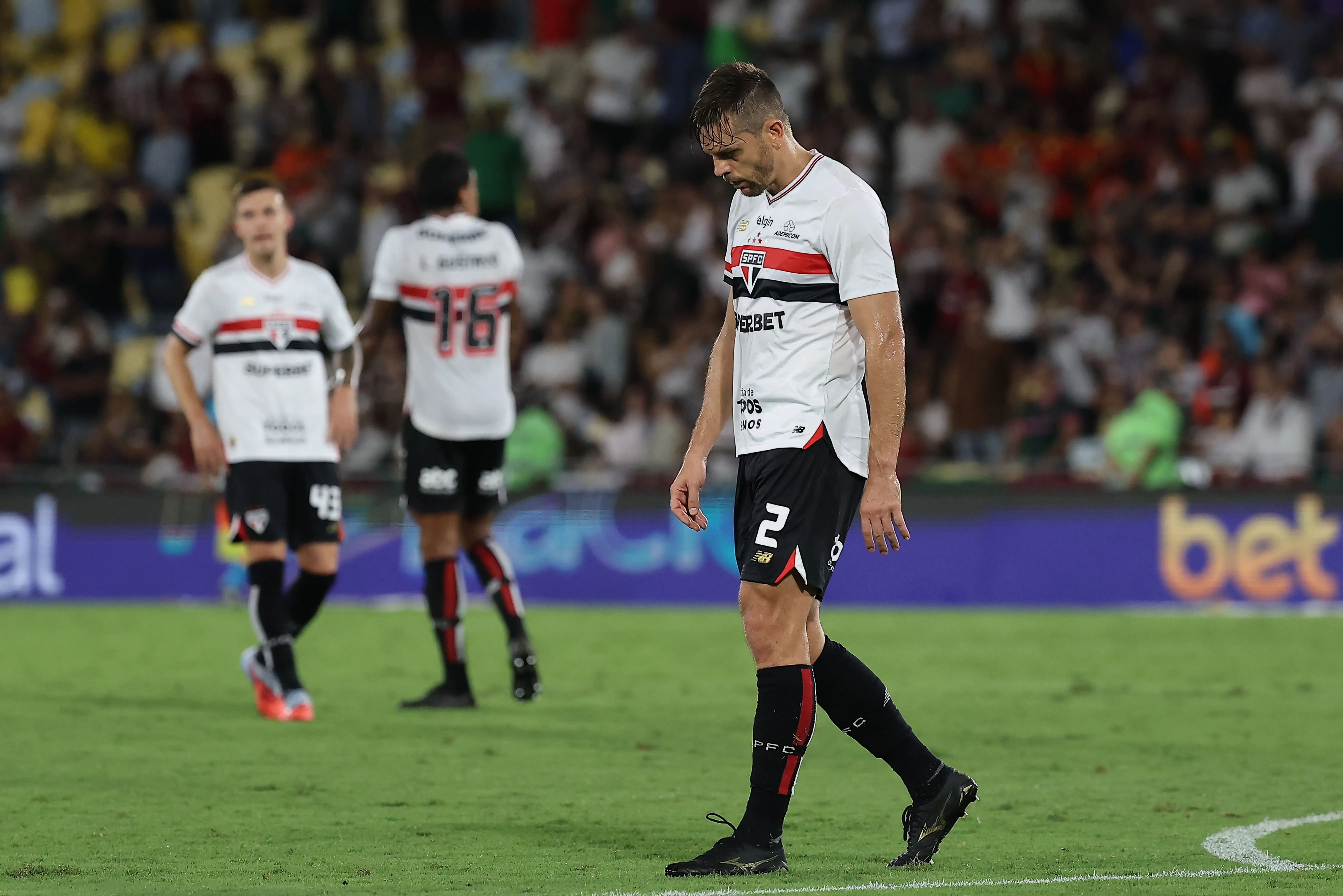 Jogadores do São Paulo lamentam a goleada sofrida. Foto: Wagner Meier/Getty Images