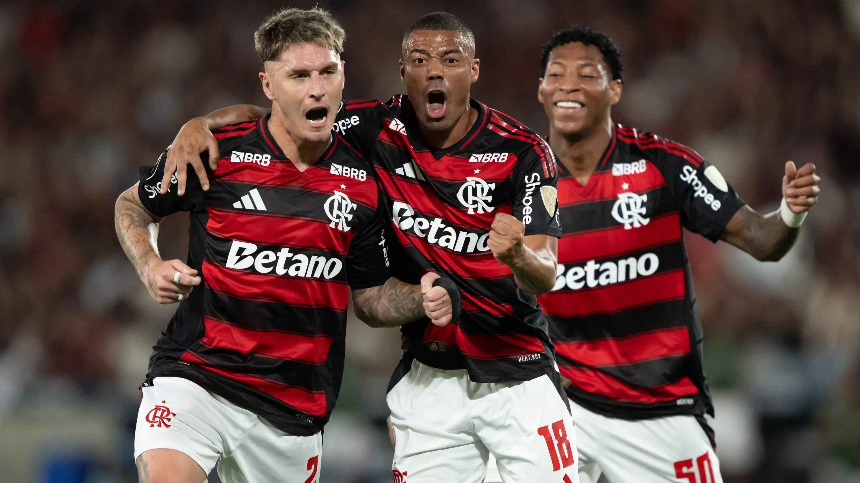 RJ – RIO DE JANEIRO – 18/09/2025 – COPA LIBERTADORES 2025, FLAMENGO X ESTUDIANTES – Varela jogador do Flamengo comemora seu gol com De la Cruz jogador da sua equipe durante partida contra o Estudiantes no estadio Maracana pelo campeonato Copa Libertadores 2025. Foto: Jorge Rodrigues/AGIF