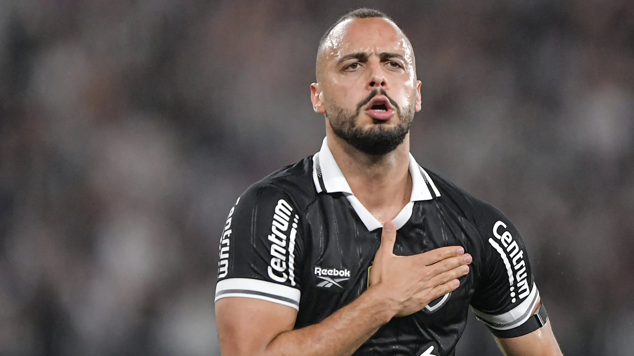 Arthur Cabral, jogador do Botafogo, comemora seu gol durante partida contra o Corinthians no estadio Engenhao pelo campeonato Brasileiro A 2025. Foto: Thiago Ribeiro/AGIF