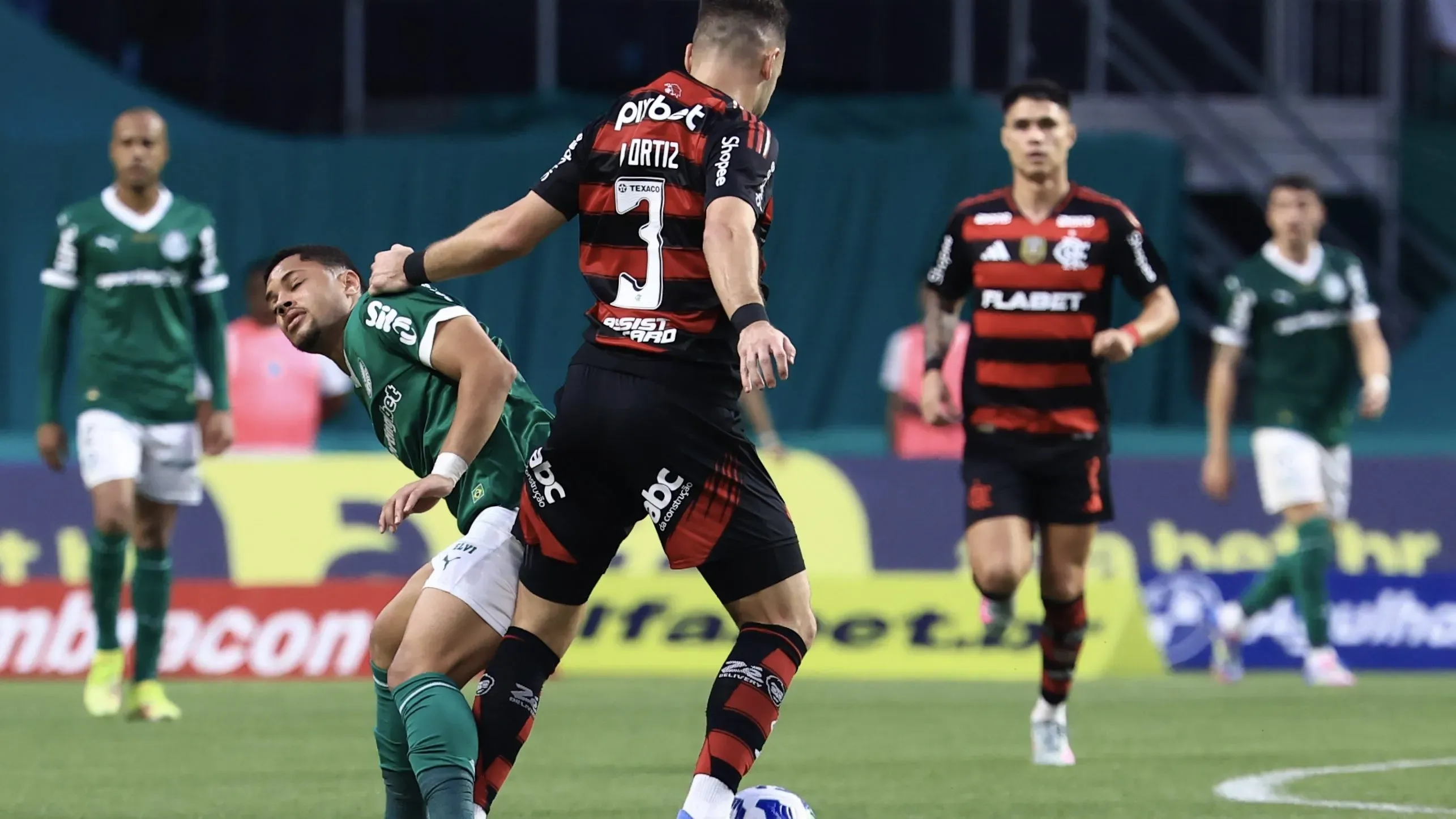 Vitor Roque, jogador do Palmeiras, disputa lance com Leo Ortiz jogador do Flamengo durante partida no estadio Arena Allianz Parque pelo campeonato Brasileiro A 2025. Foto: Marcello Zambrana/AGIF