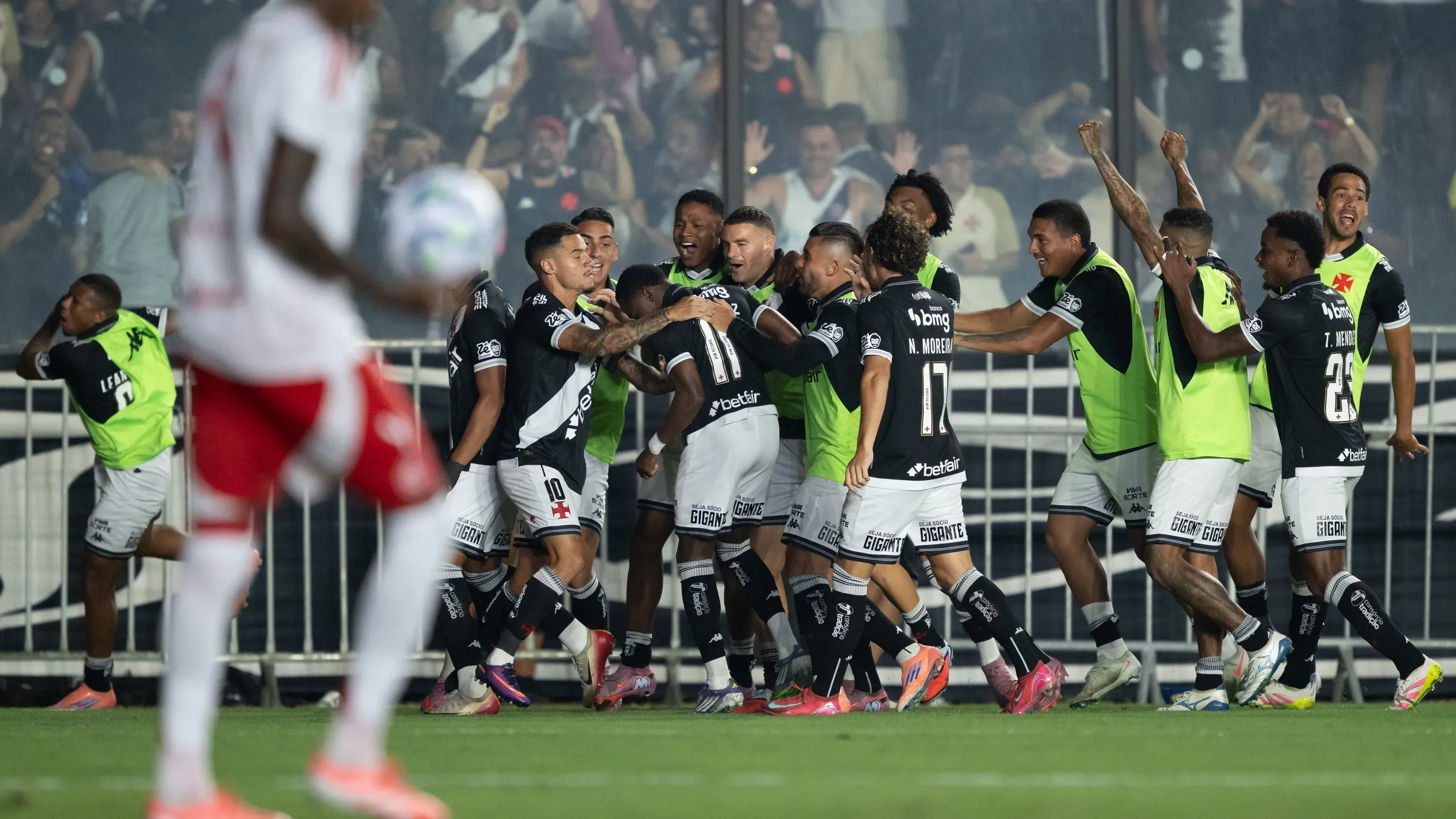 Andres Gomez, jogador do Vasco, comemora seu gol com jogadores do seu time durante partida contra o Internacional no estadio Sao Januario pelo campeonato Brasileiro A 2025. Foto: Jorge Rodrigues/AGIF