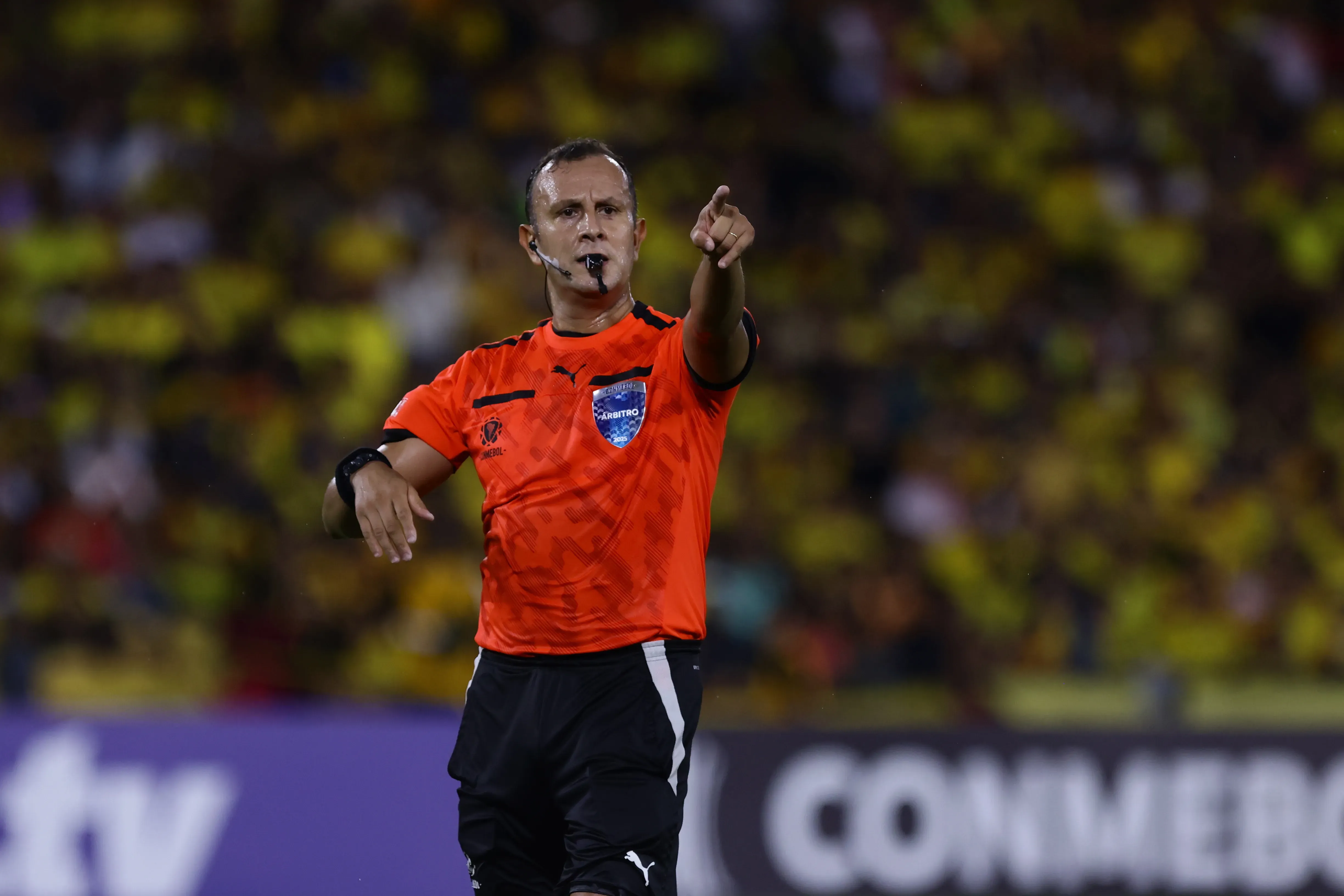 Árbitro DarÍo Herrera. (Photo by Franklin Jacome/Getty Images)