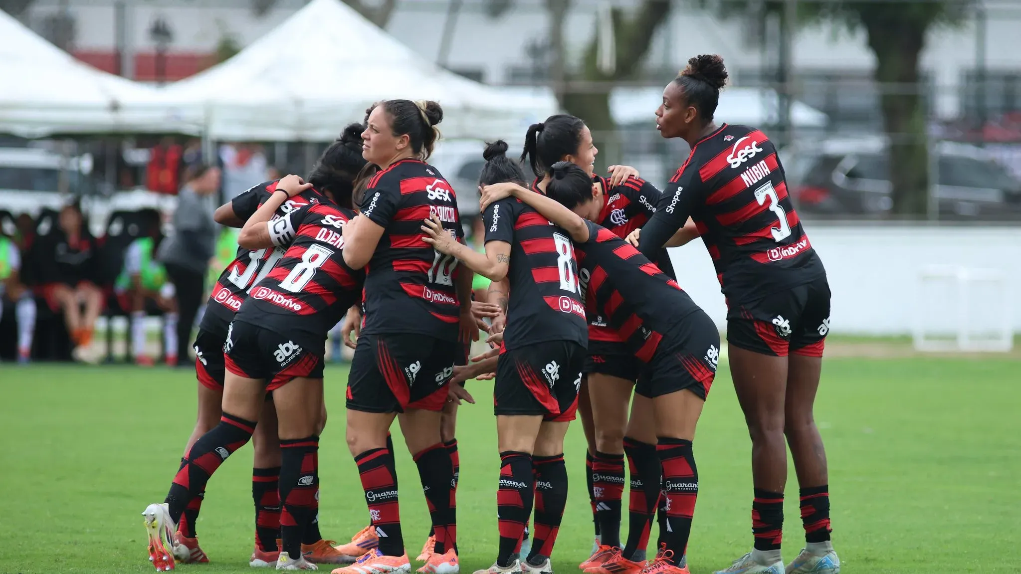 Elenco feminino do Flamengo em campo