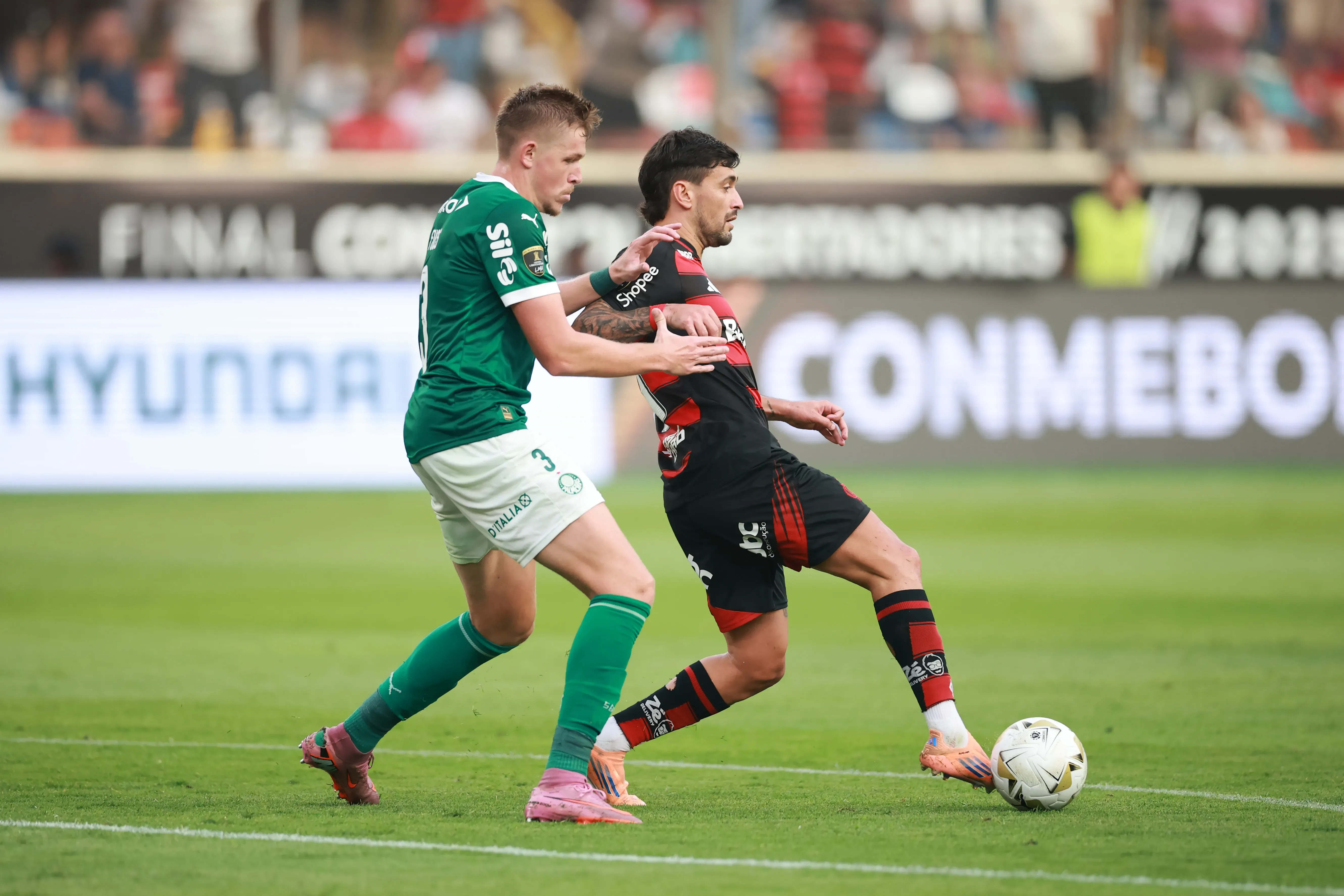 Bruno Fuchs disputa lance com Arrascaeta. (Photo by Hector Vivas/Getty Images)