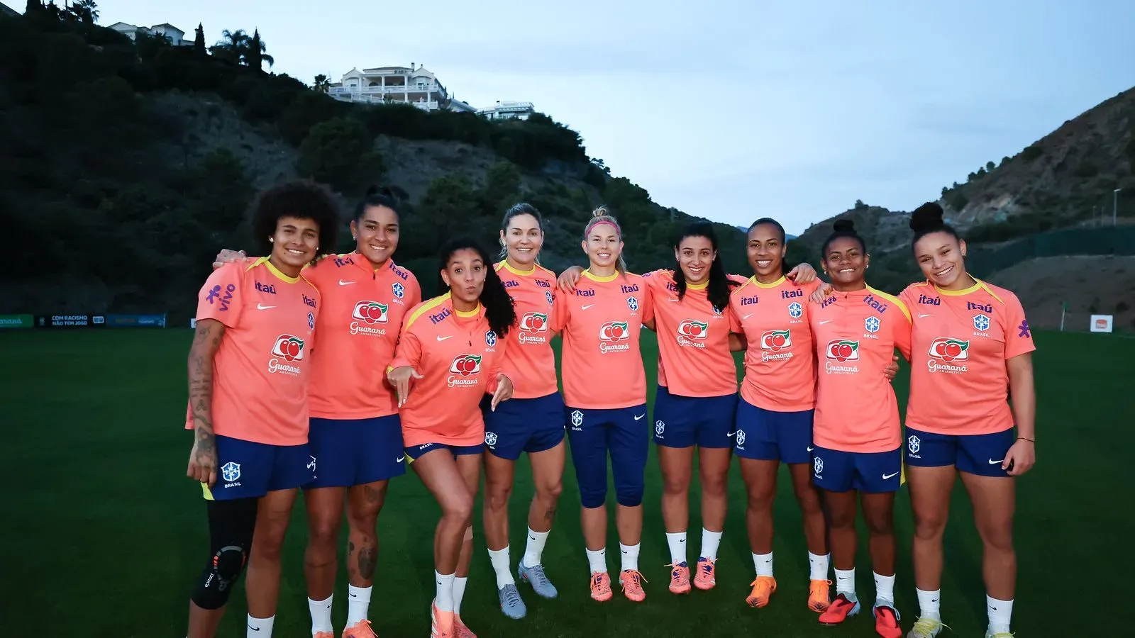 Elenco da Seleção Brasileira Feminina em treinamento na Espanha