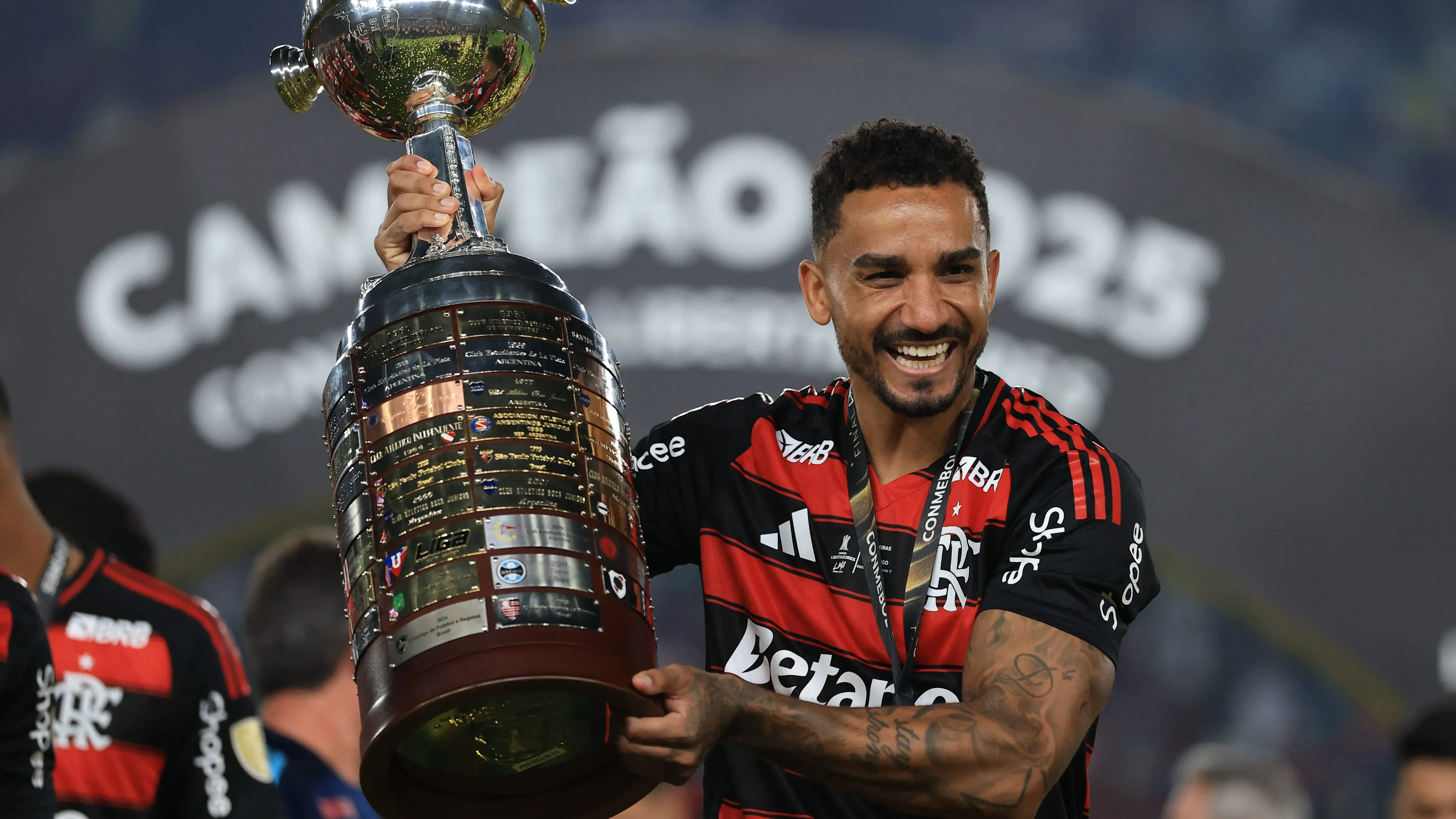 Danilo com o troféu da Copa Libertadores. (Photo by Buda Mendes/Getty Images)