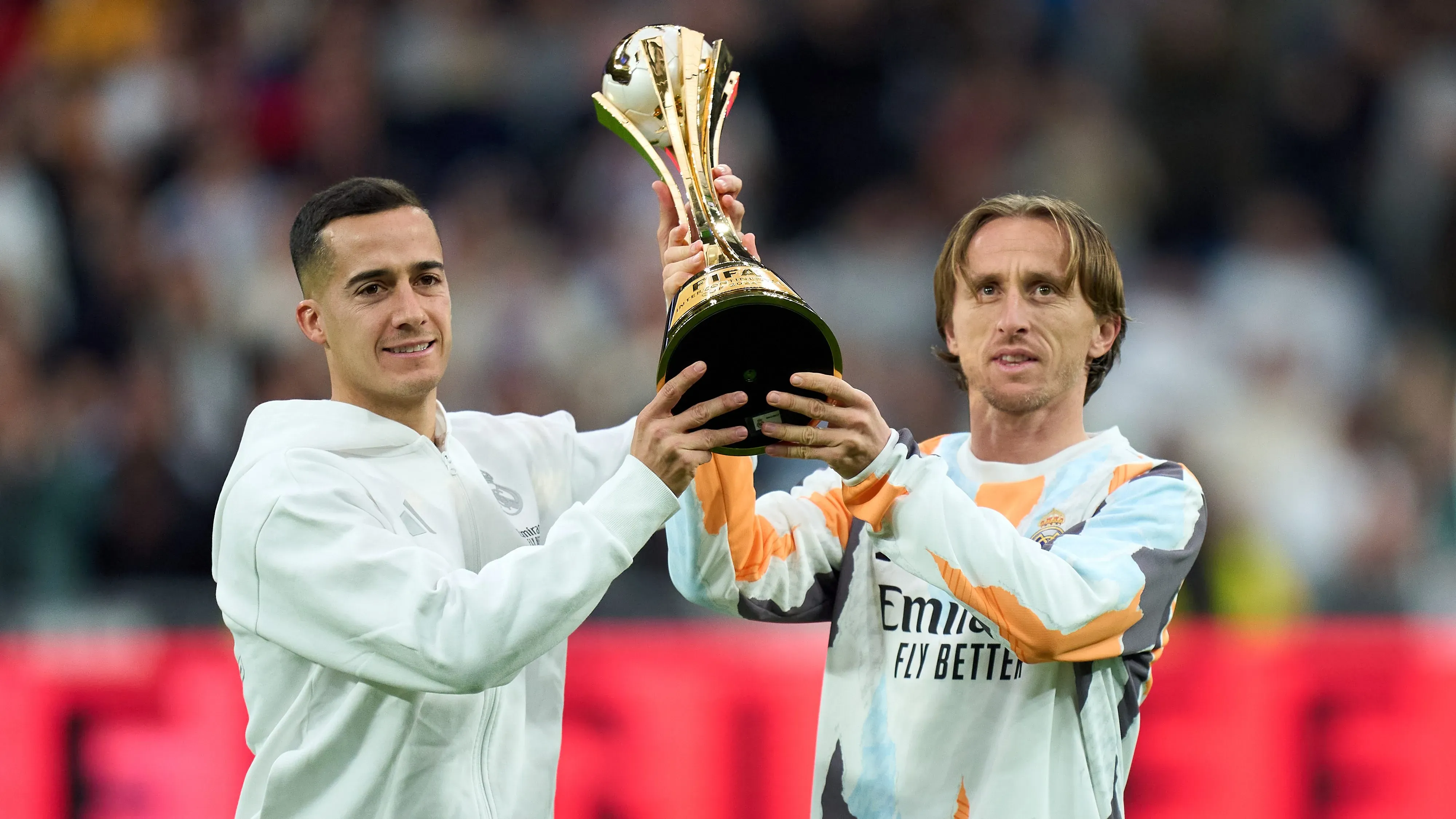 Lucas Vásquez e Modric com troféu da Copa Intercontinental pelo Real Madrid em 2024. (Photo by Angel Martinez/Getty Images)