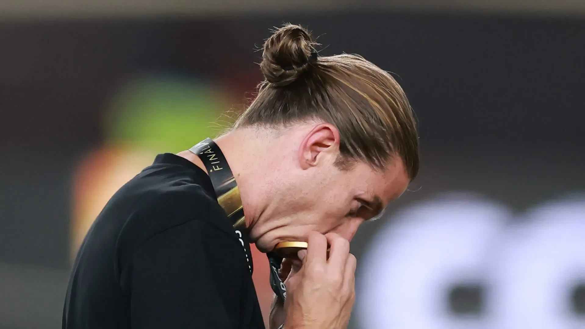 Filipe Luís, técnico do Flamengo, beijando medalha de campeão da Libertadores. Foto: Hector Vivas/Getty Images