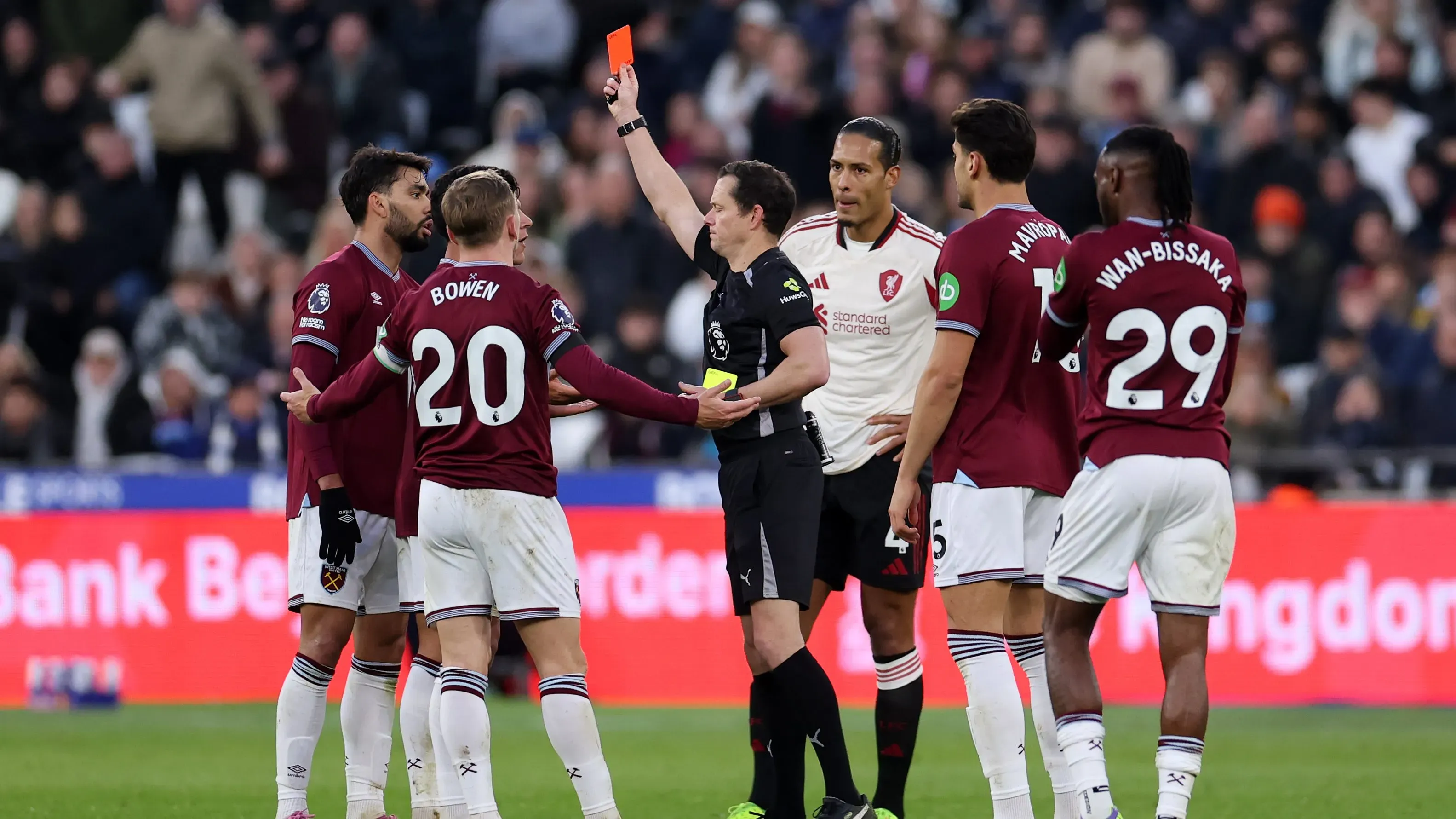 Lucas Paquetá é expulso em derrota do West Ham para o Liverpool – Foto: Alex Pantling/Getty Images