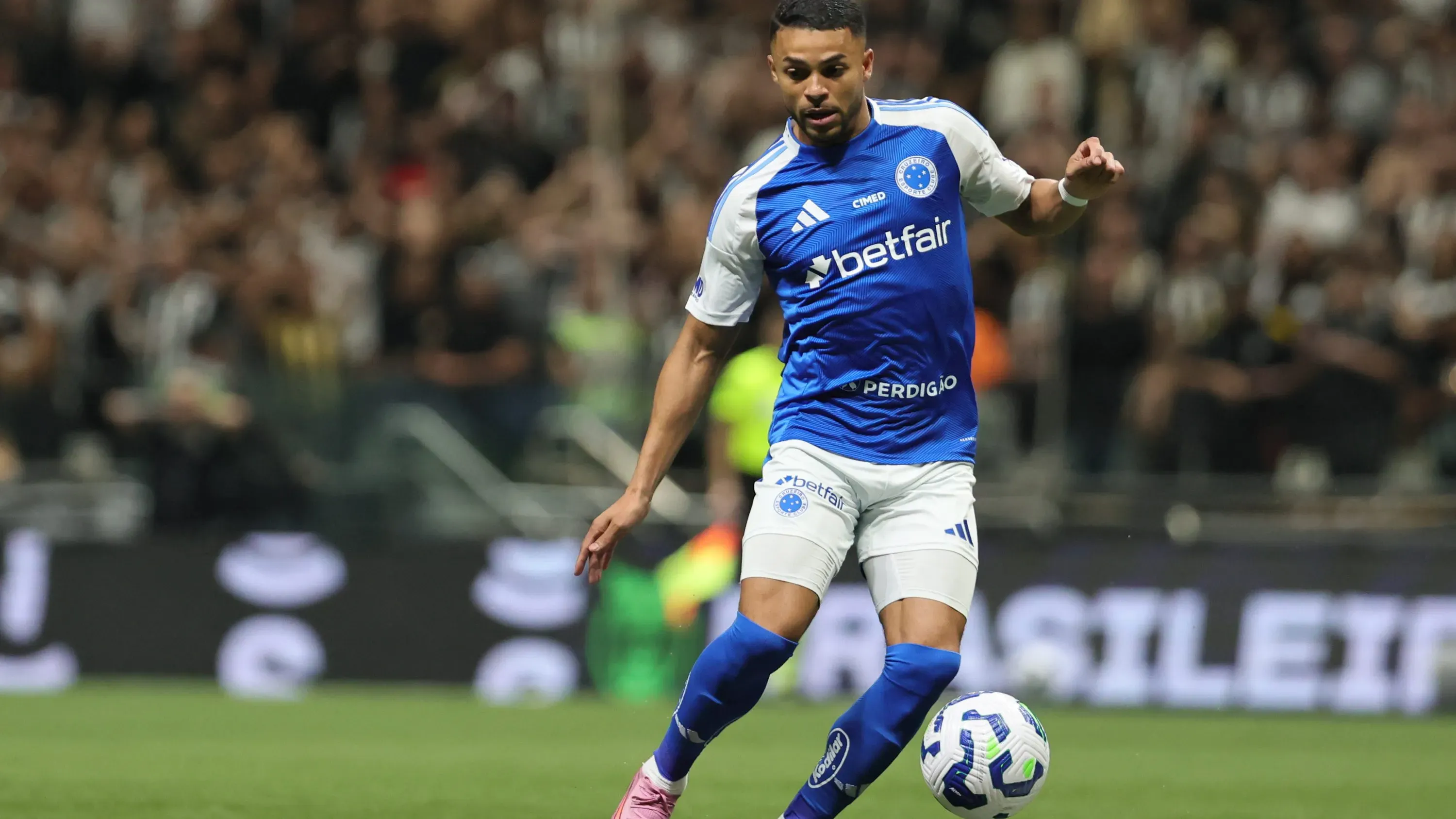 MG – BELO HORIZONTE – 15/10/2025 – BRASILEIRO A 2025, ATLETICO-MG X CRUZEIRO – Wanderson jogador do Cruzeiro durante partida contra o Atletico-MG no estadio Arena MRV pelo campeonato Brasileiro A 2025. Foto: Gilson Lobo/AGIF
