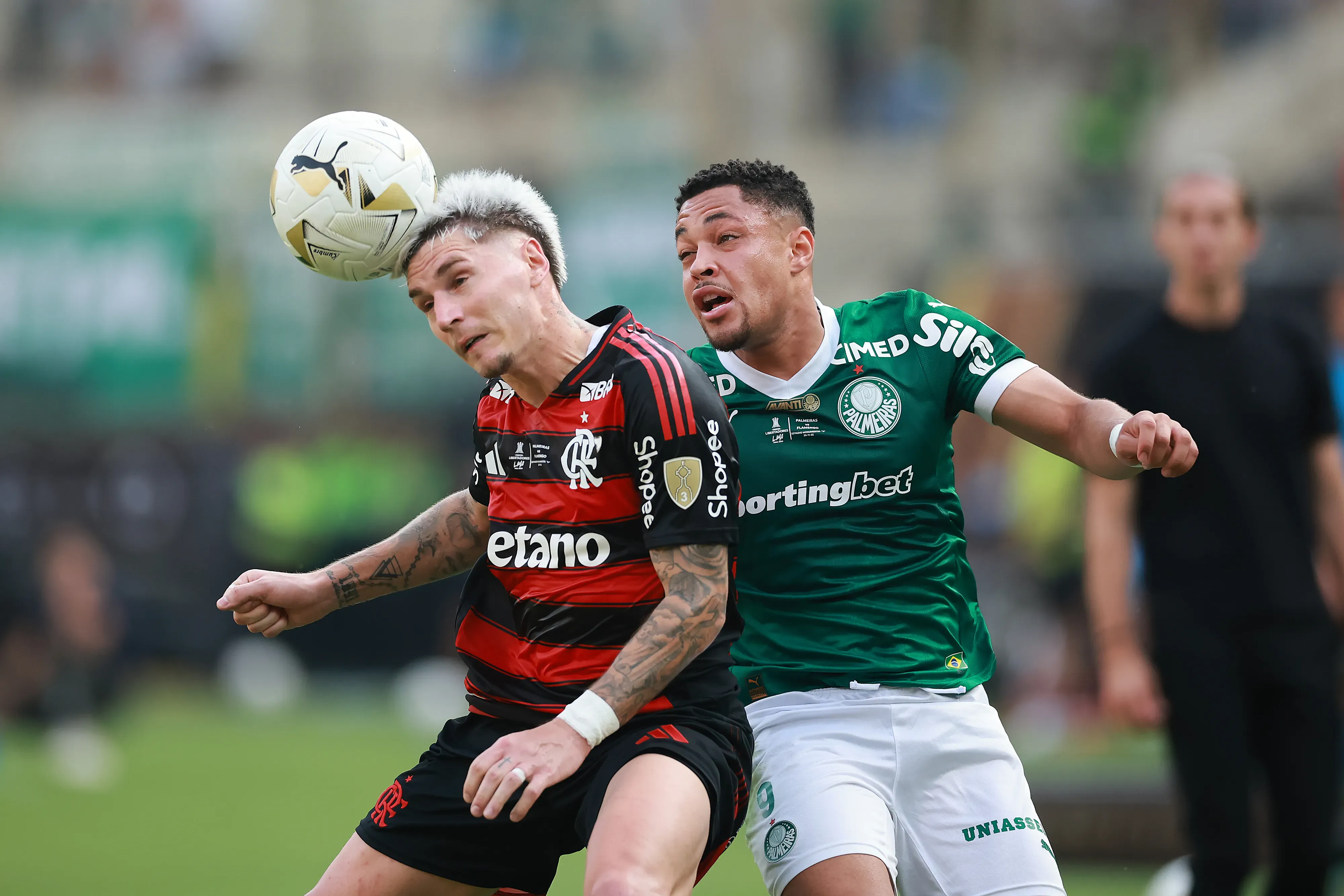 Vitor Roque em disputa com Varela pela final da Libertadores, no último sábado (29) – Foto: Hector Vivas/Getty Images