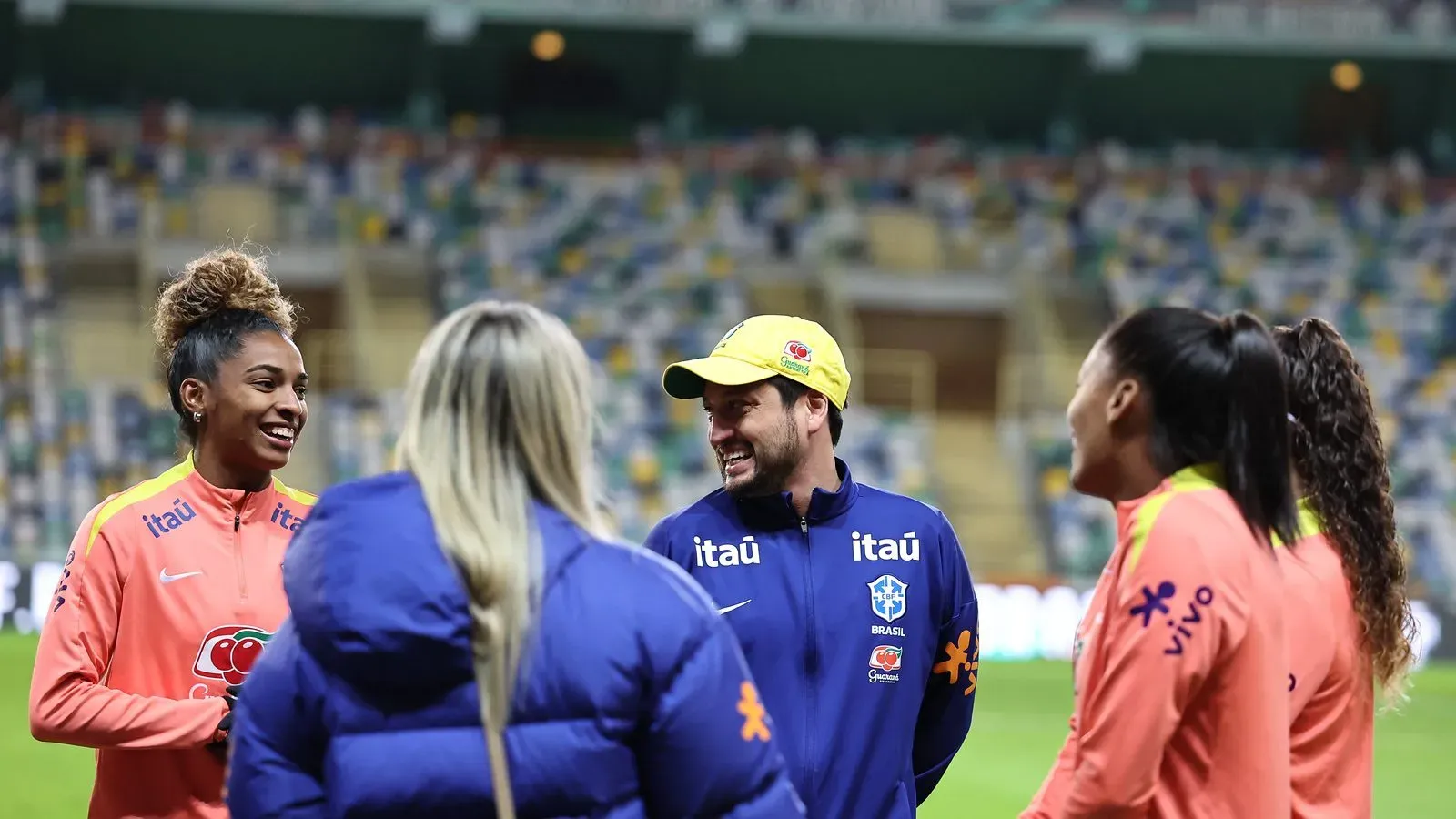 Treinador Arthur Elias em treinamento