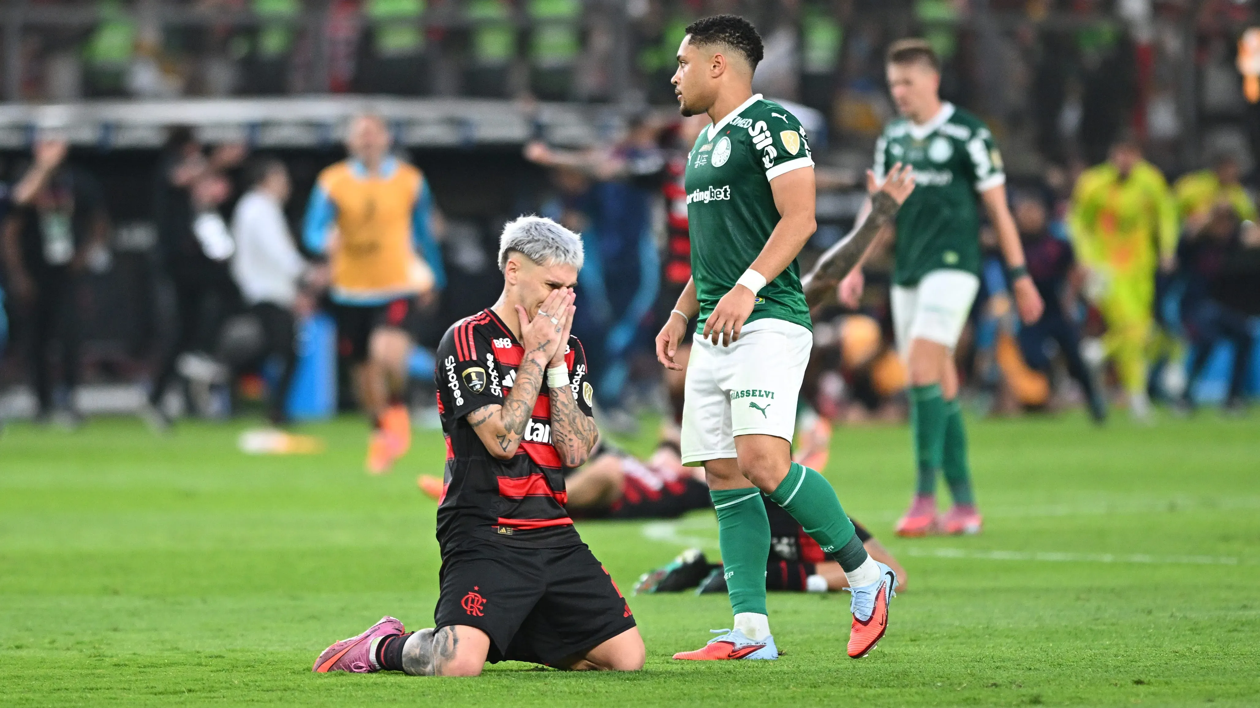 Flamengo vê novembro ser decisivo para ficar próximo de dois títulos sobre o Palmeiras.