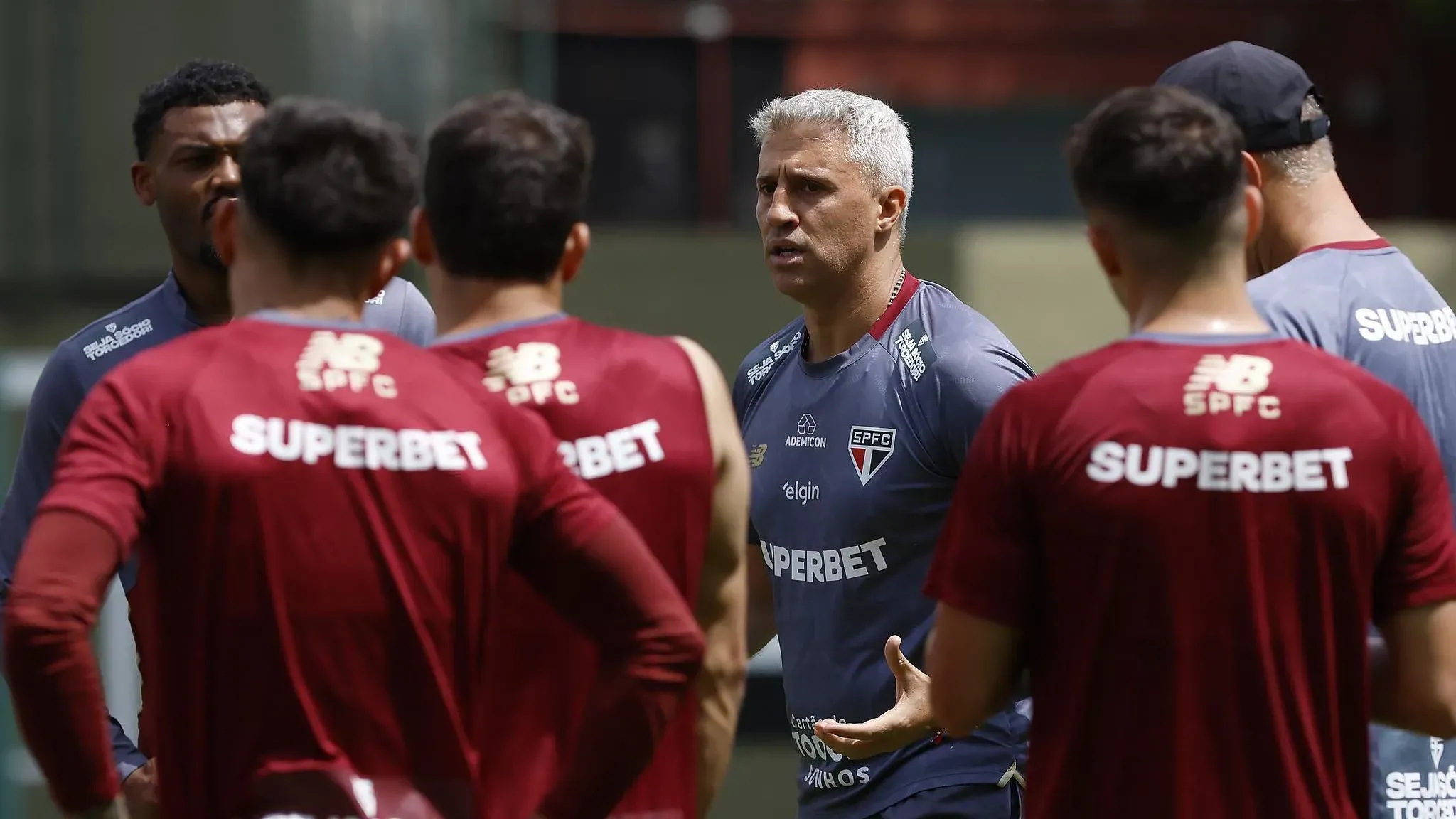 Crespo conversa com o elenco no CT da Barra Funda – Foto: Rubens Chiri / São Paulo FC