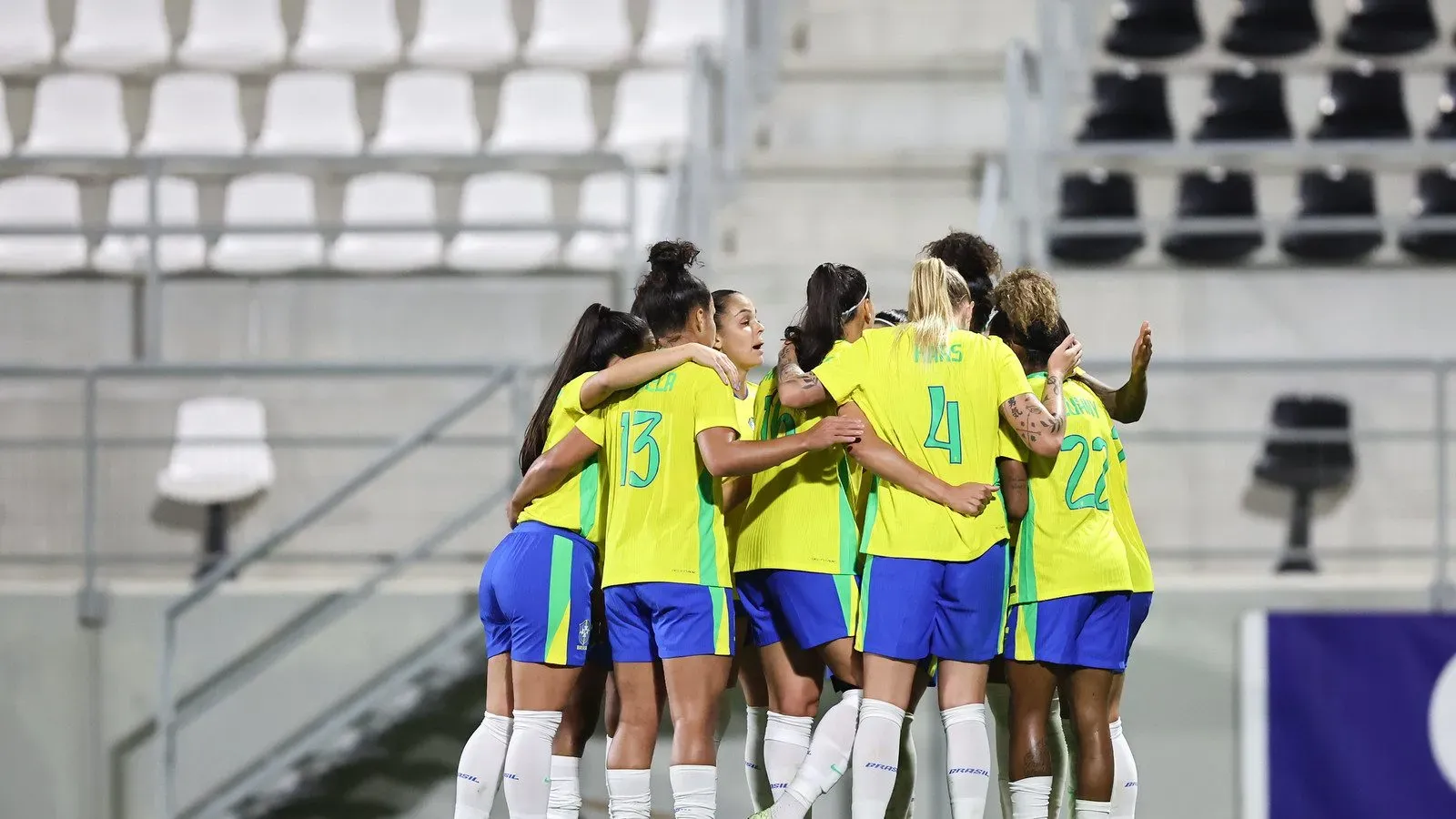 Elenco feminino da Seleção Brasileira em campo