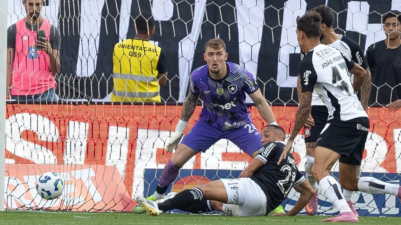 Léo Linck no empate diante do Corinthians pelo Brasileirão Betano – Foto: Joisel Amaral/AGIF