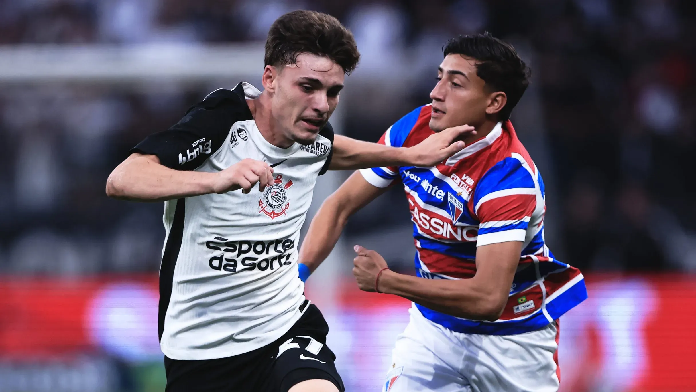 Breno Bidon jogador do Corinthians disputa lance com Herrera jogador do Fortaleza durante partida no estadio Arena Corinthians pelo campeonato Brasileiro A 2025. Foto: Ettore Chiereguini/AGIF