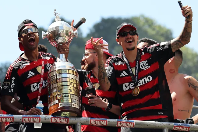 Bruno Henrique e Pedro do Flamengo com a taça da Libertadores. (Photo by Wagner Meier/Getty Images)